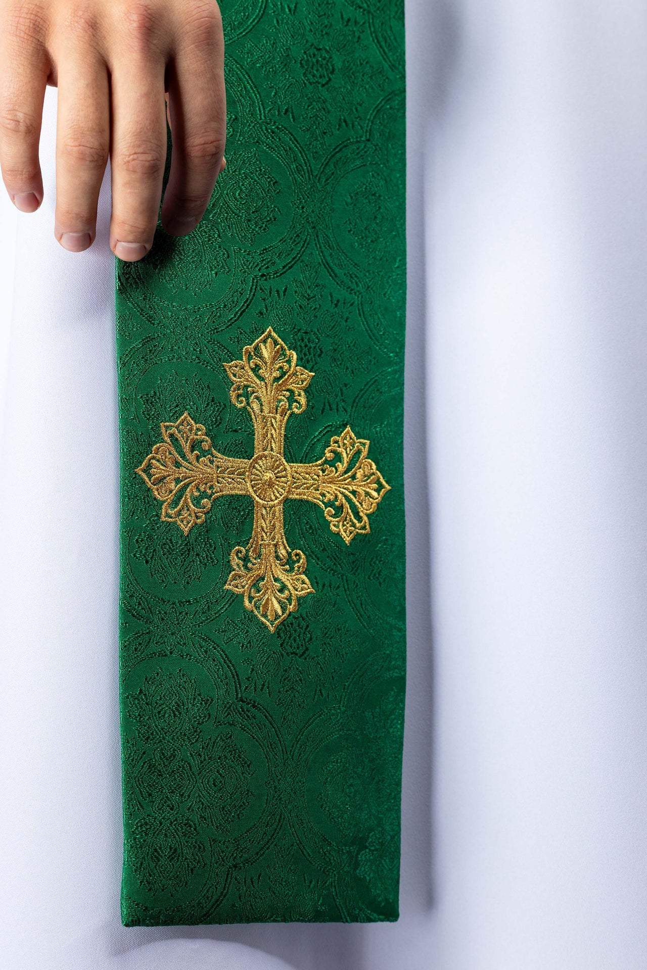 Estola bordada con motivo de cruz tejido jacquard verde