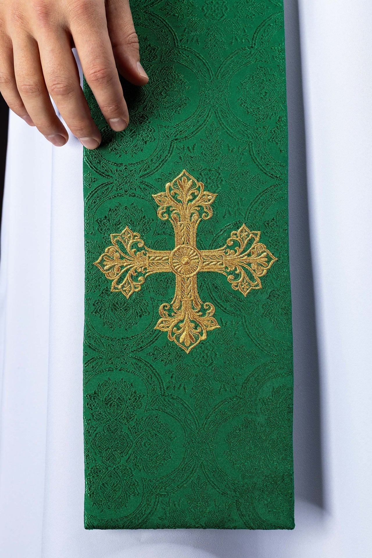 Estola bordada con motivo de cruz tejido jacquard verde