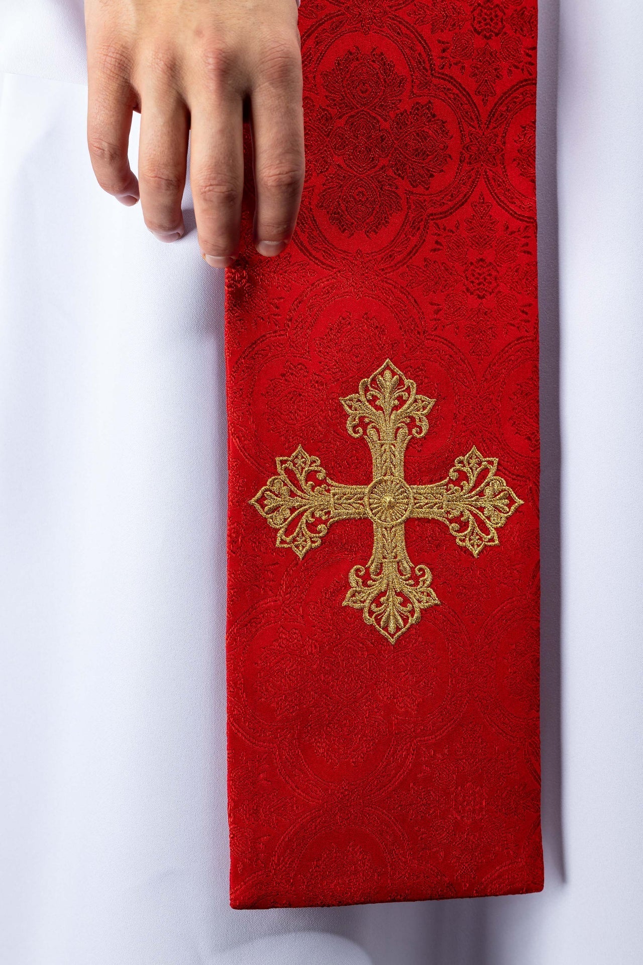 Estola bordada con motivo de cruz tejido jacquard rojo