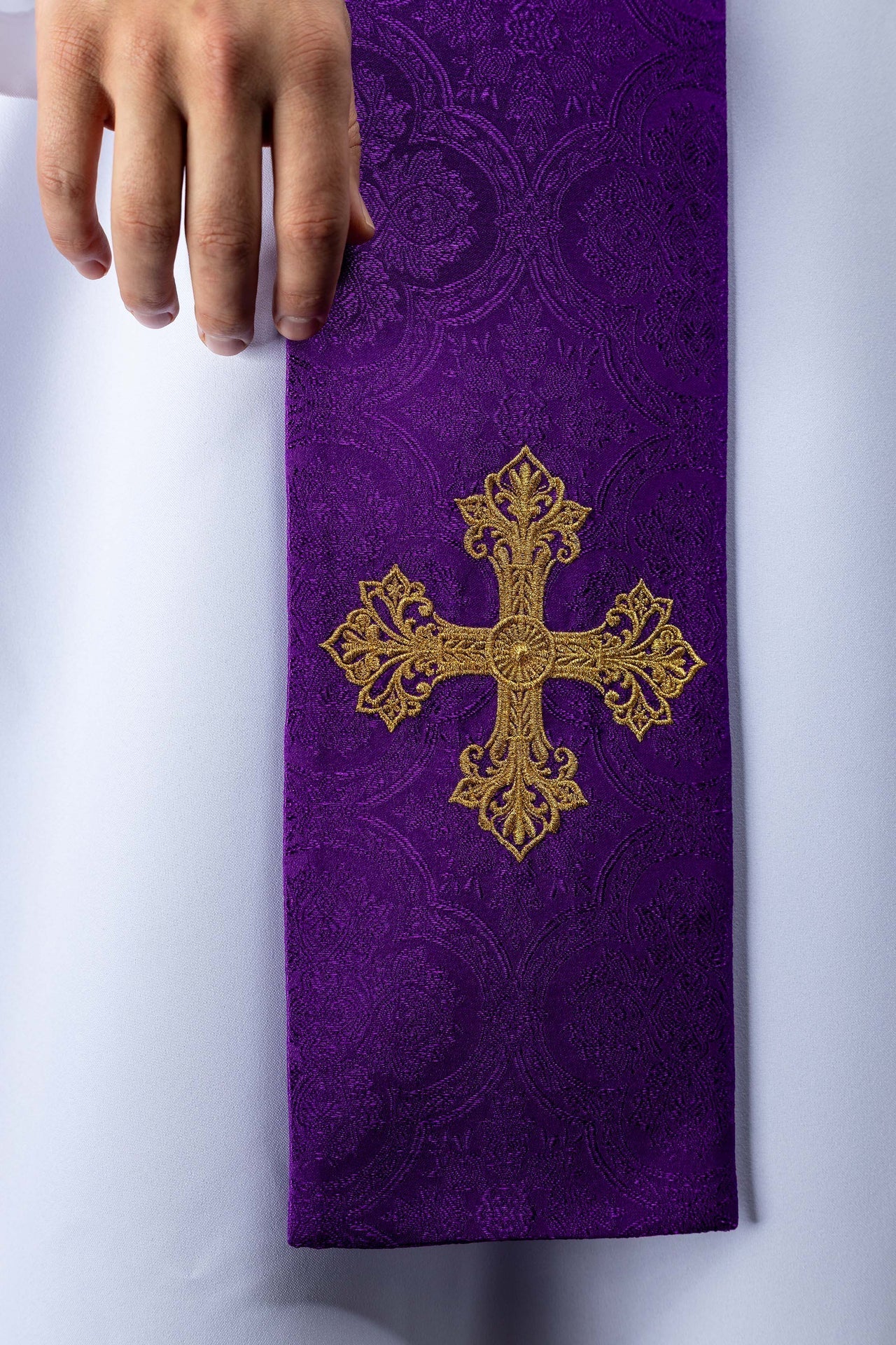 Estola bordada con motivo de cruz tejido jacquard violeta