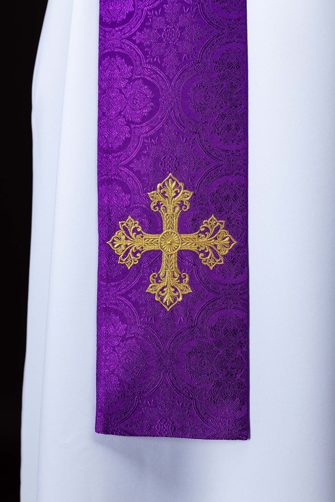 Estola bordada con motivo de cruz tejido jacquard violeta