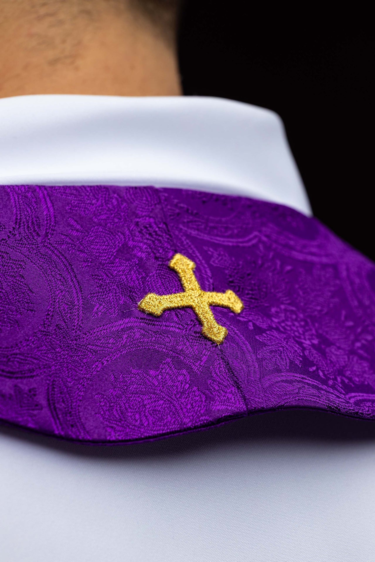 Estola bordada con motivo de cruz tejido jacquard violeta
