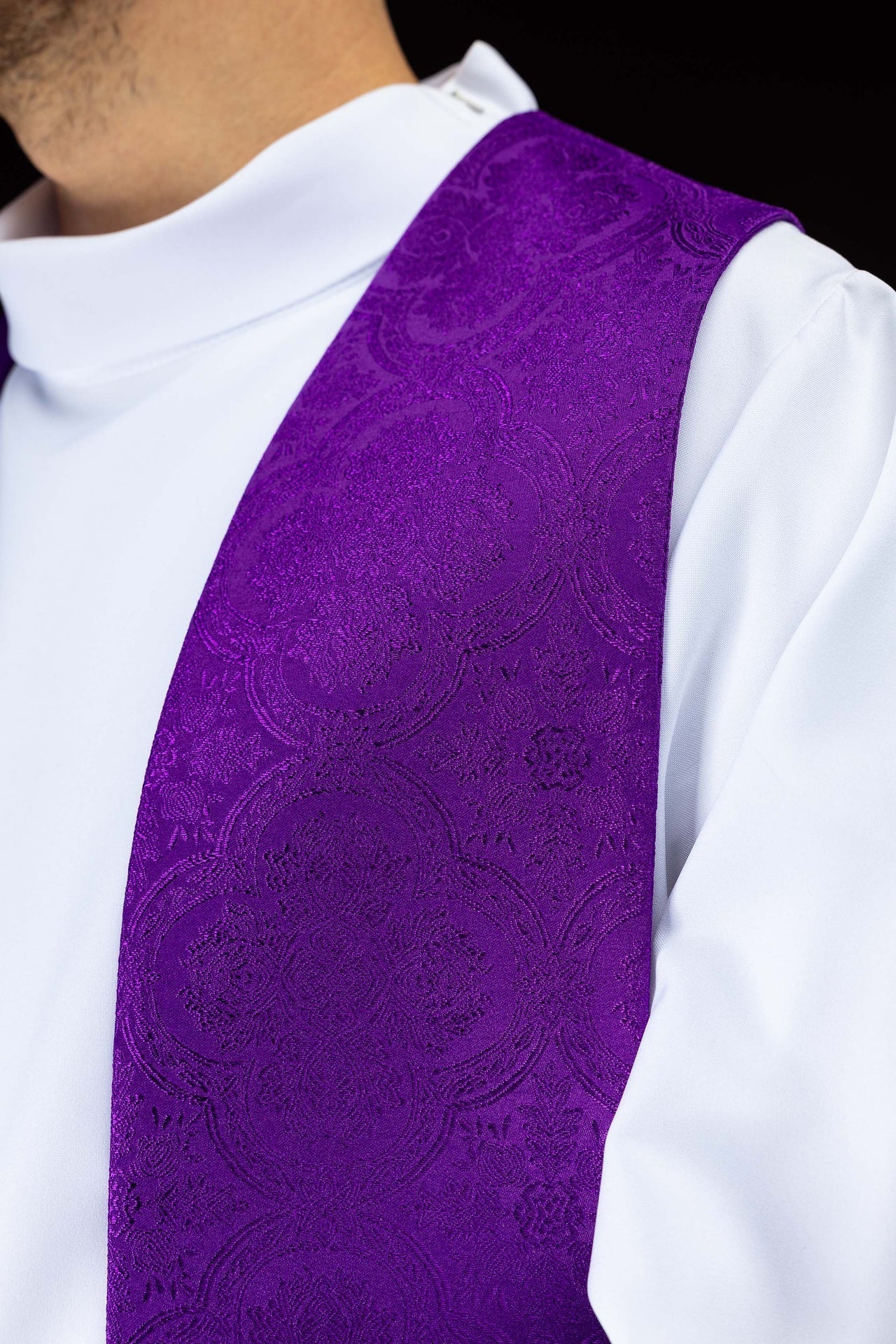 Estola bordada con motivo de cruz tejido jacquard violeta