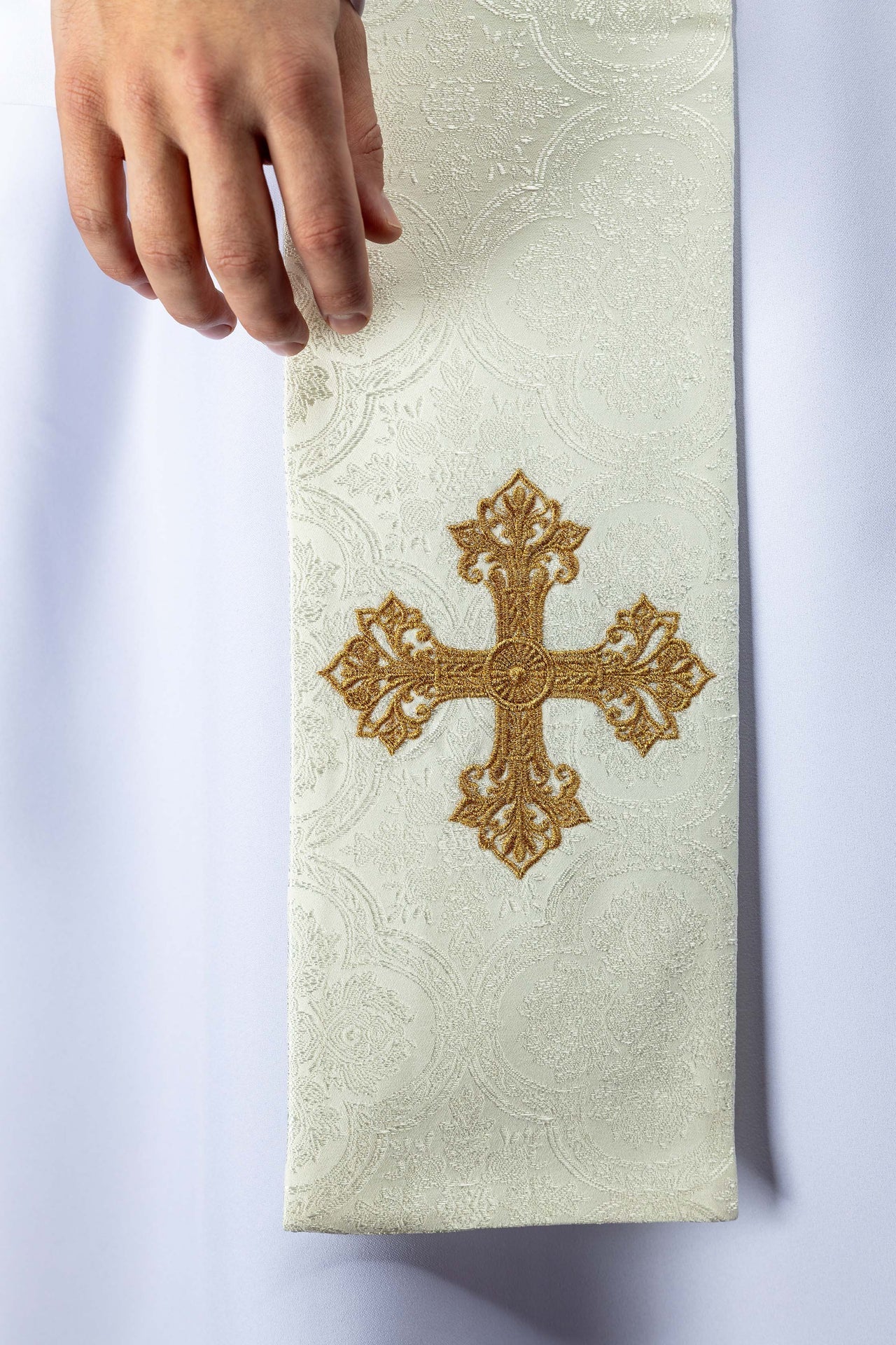 Estola bordada con motivo de cruz tejido jacquard color ecru