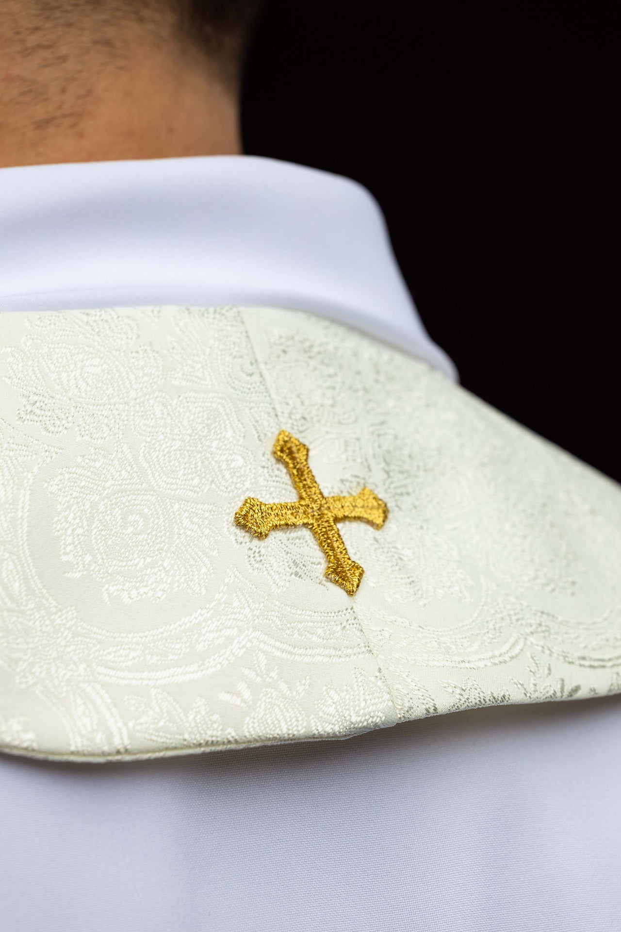 Estola bordada con motivo de cruz tejido jacquard color ecru