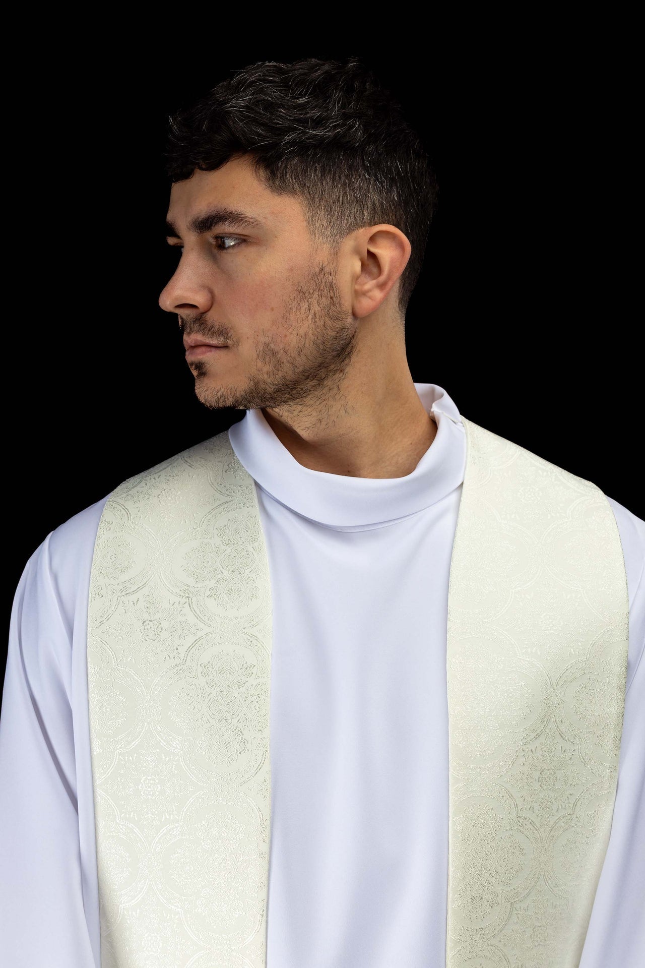Estola bordada con motivo de cruz tejido jacquard color ecru