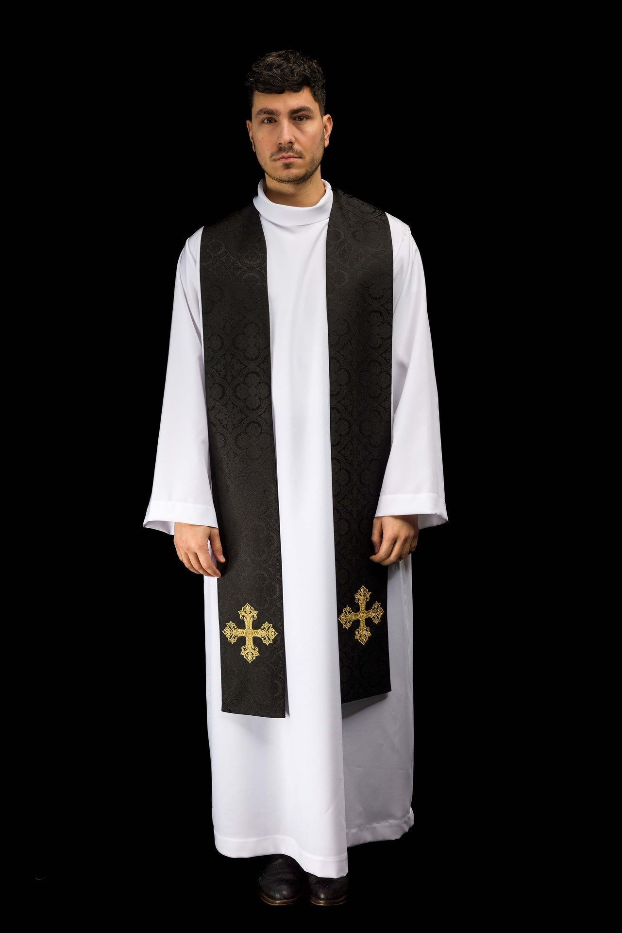 Estola bordada con motivo de cruz tejido jacquard negro