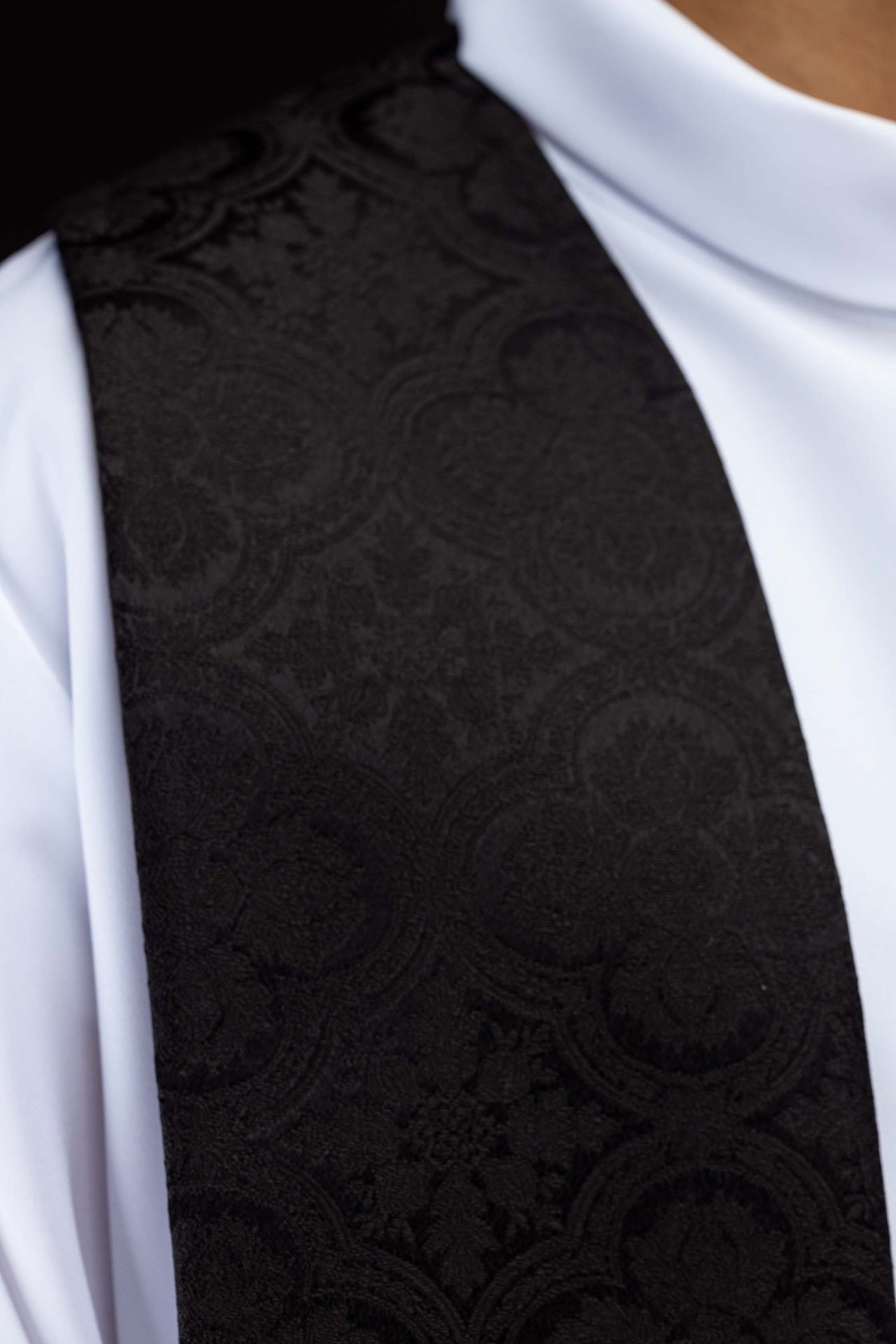 Estola bordada con motivo de cruz tejido jacquard negro