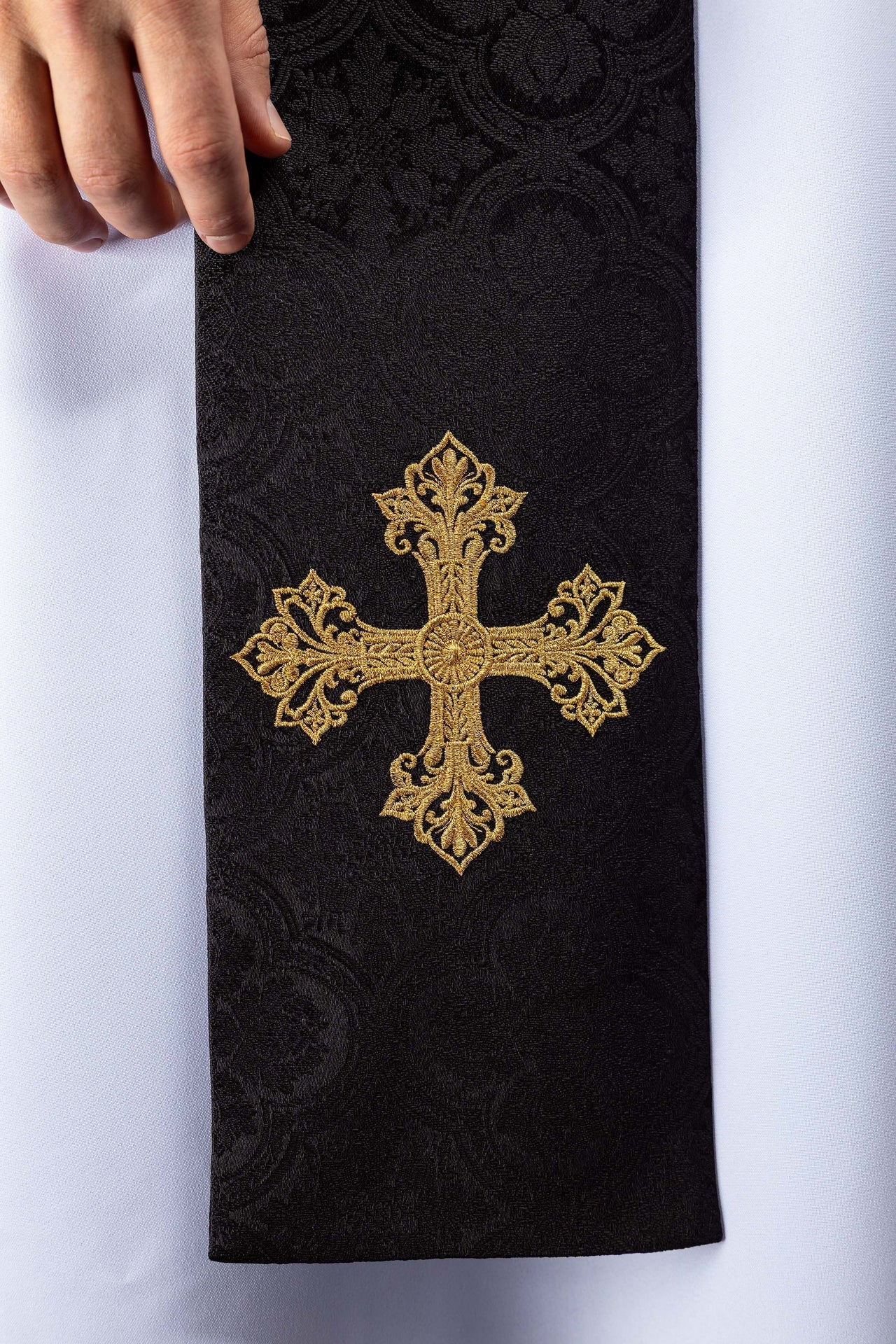 Estola bordada con motivo de cruz tejido jacquard negro