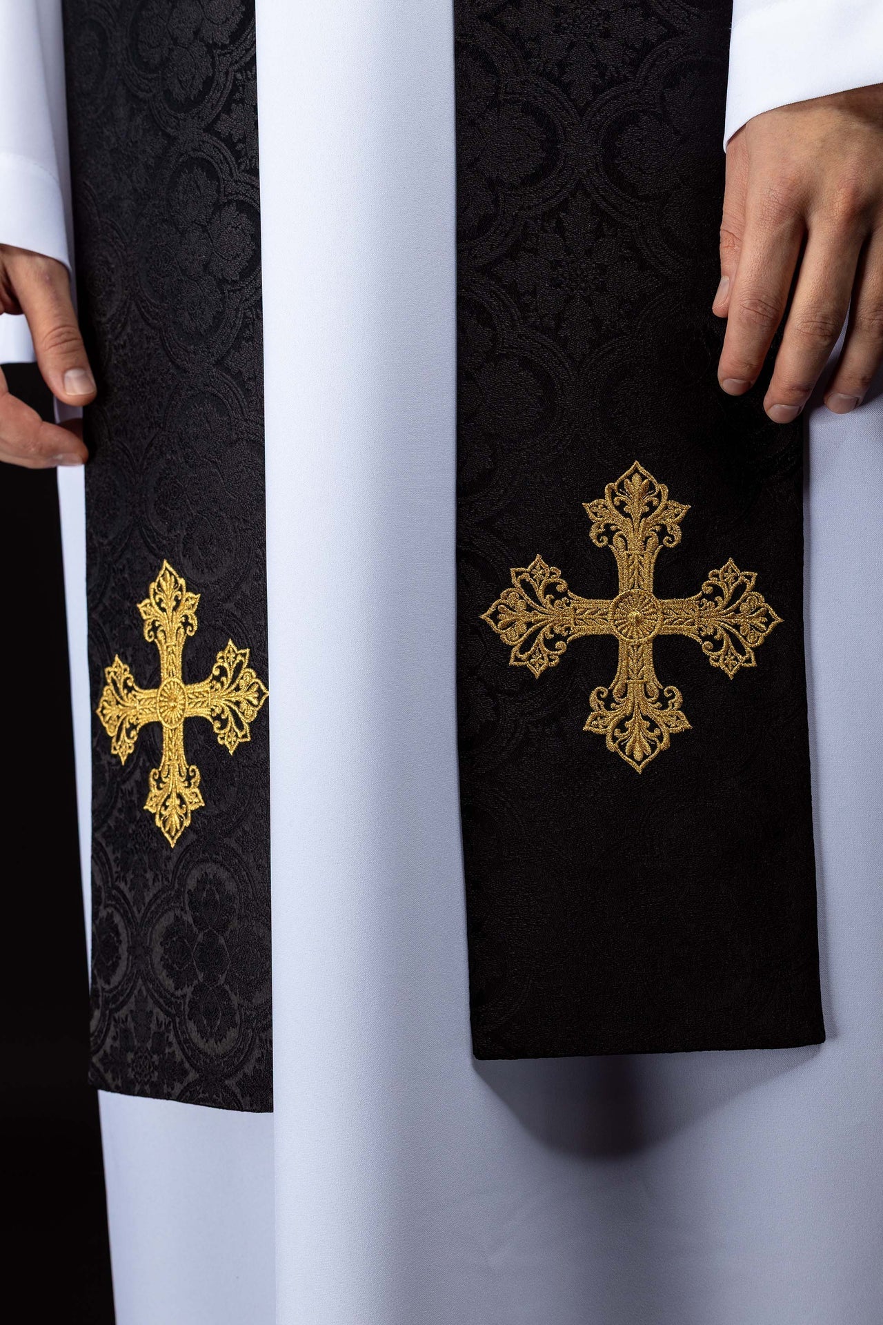 Estola bordada con motivo de cruz tejido jacquard negro