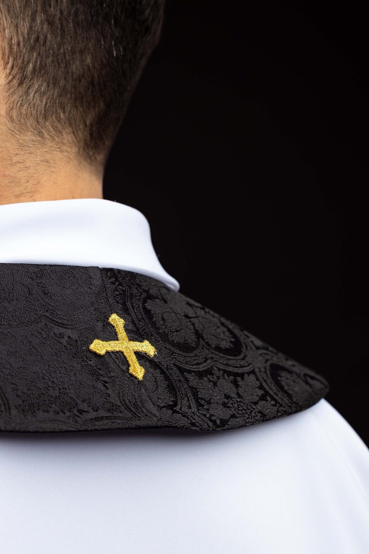 Estola bordada con motivo de cruz tejido jacquard negro