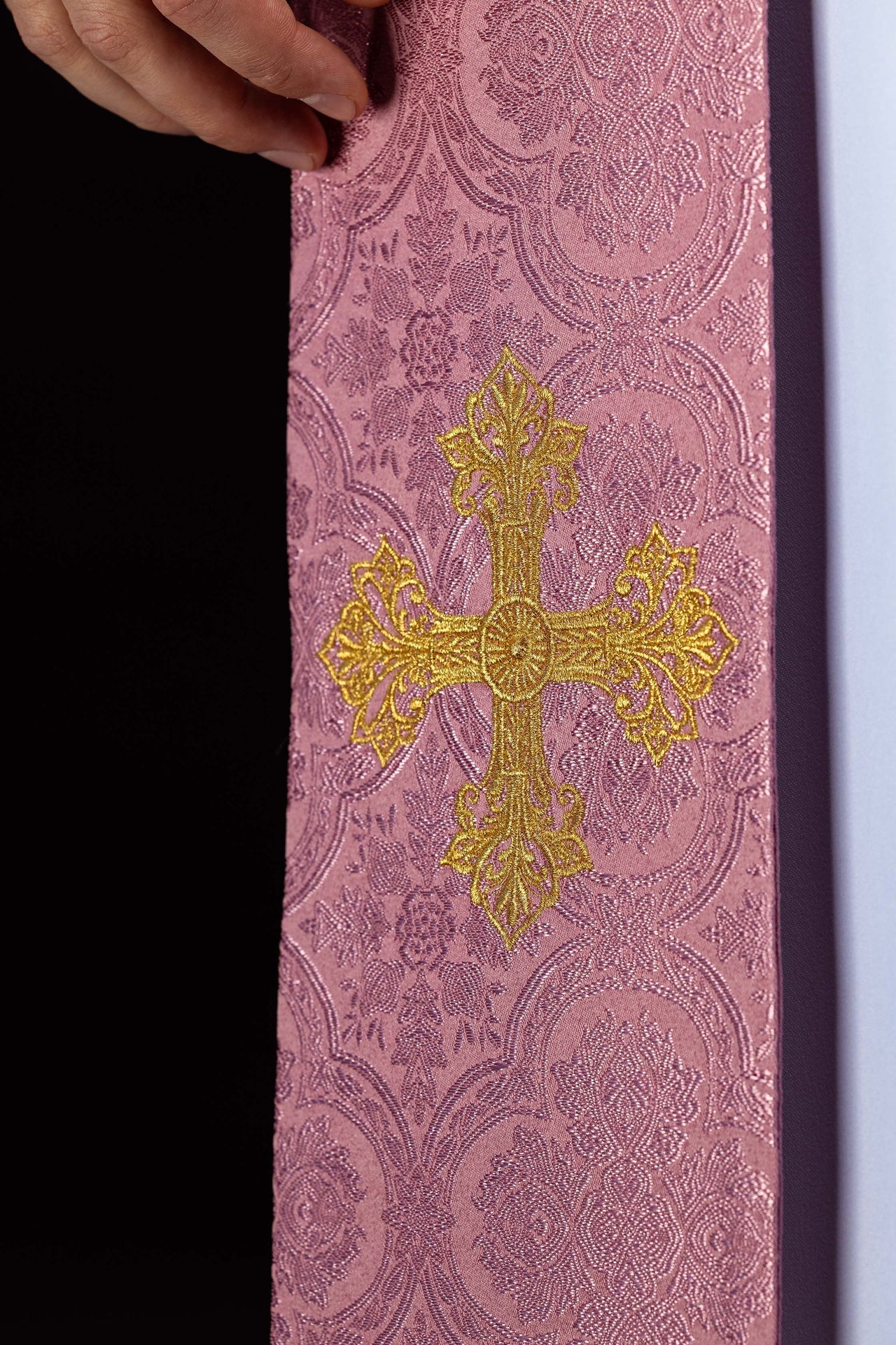 Estola bordada con motivo de cruz tejido jacquard rosa