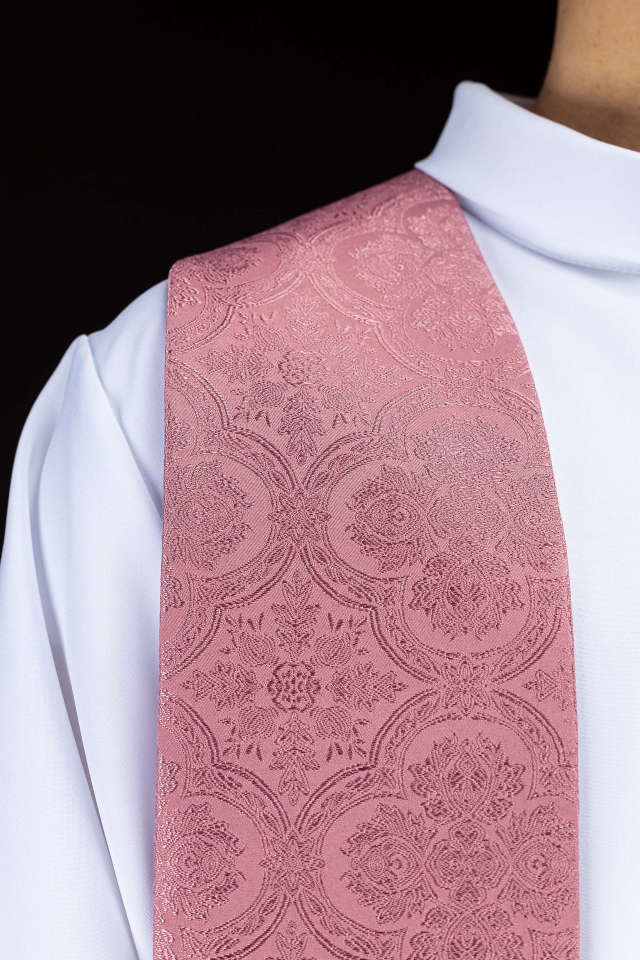 Estola bordada con motivo de cruz tejido jacquard rosa