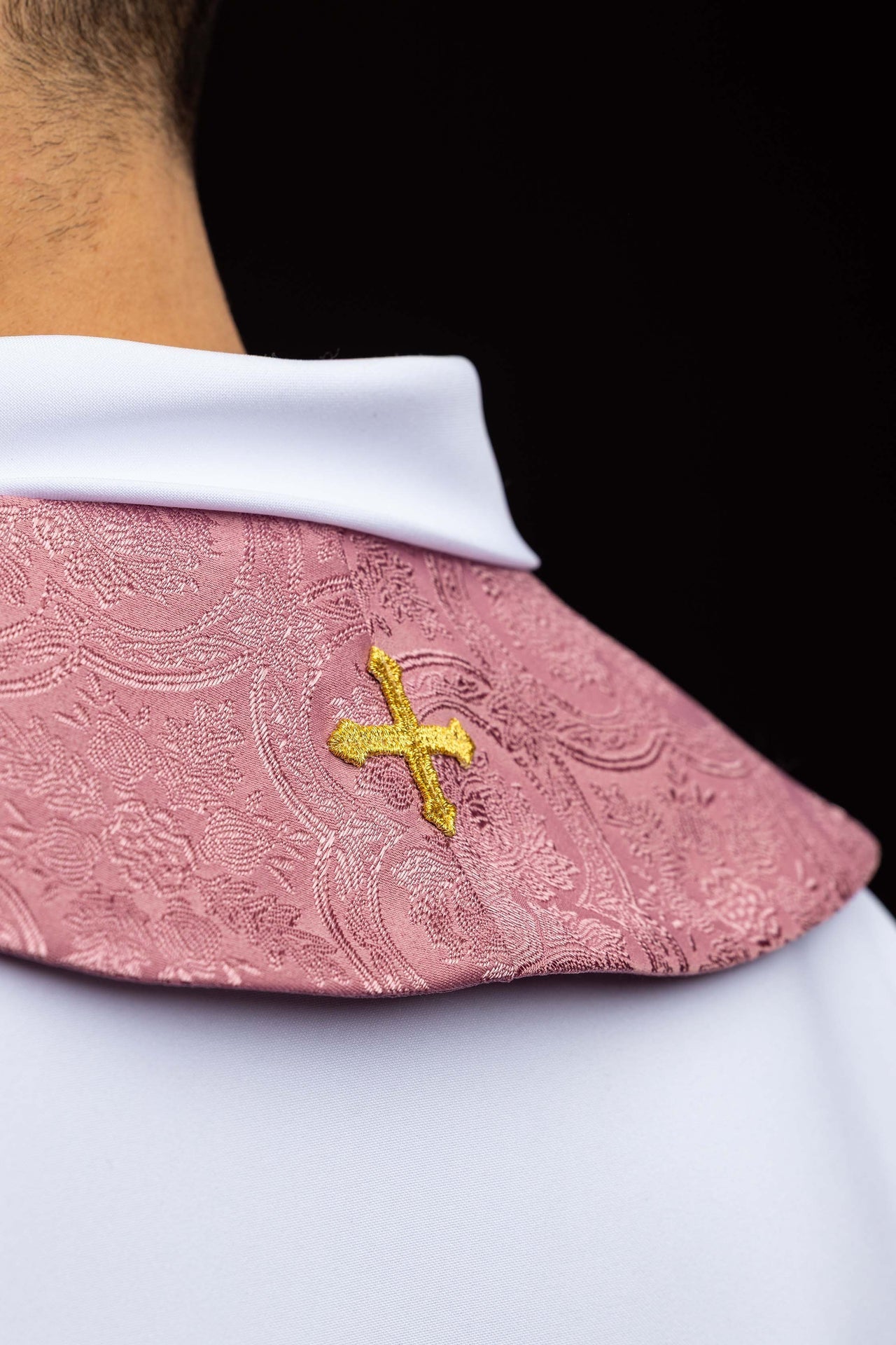 Estola bordada con motivo de cruz tejido jacquard rosa