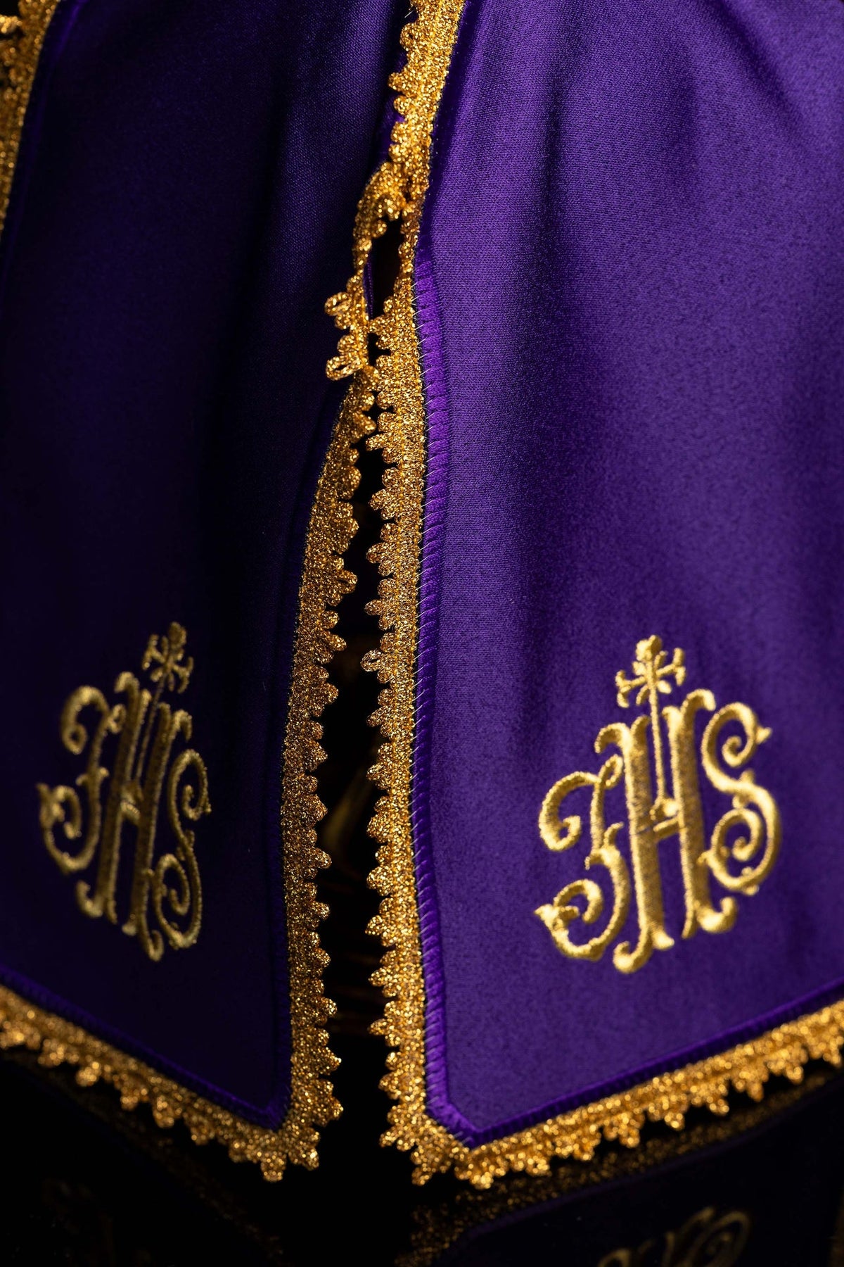 Velo para copón morado con bordado dorado IHS