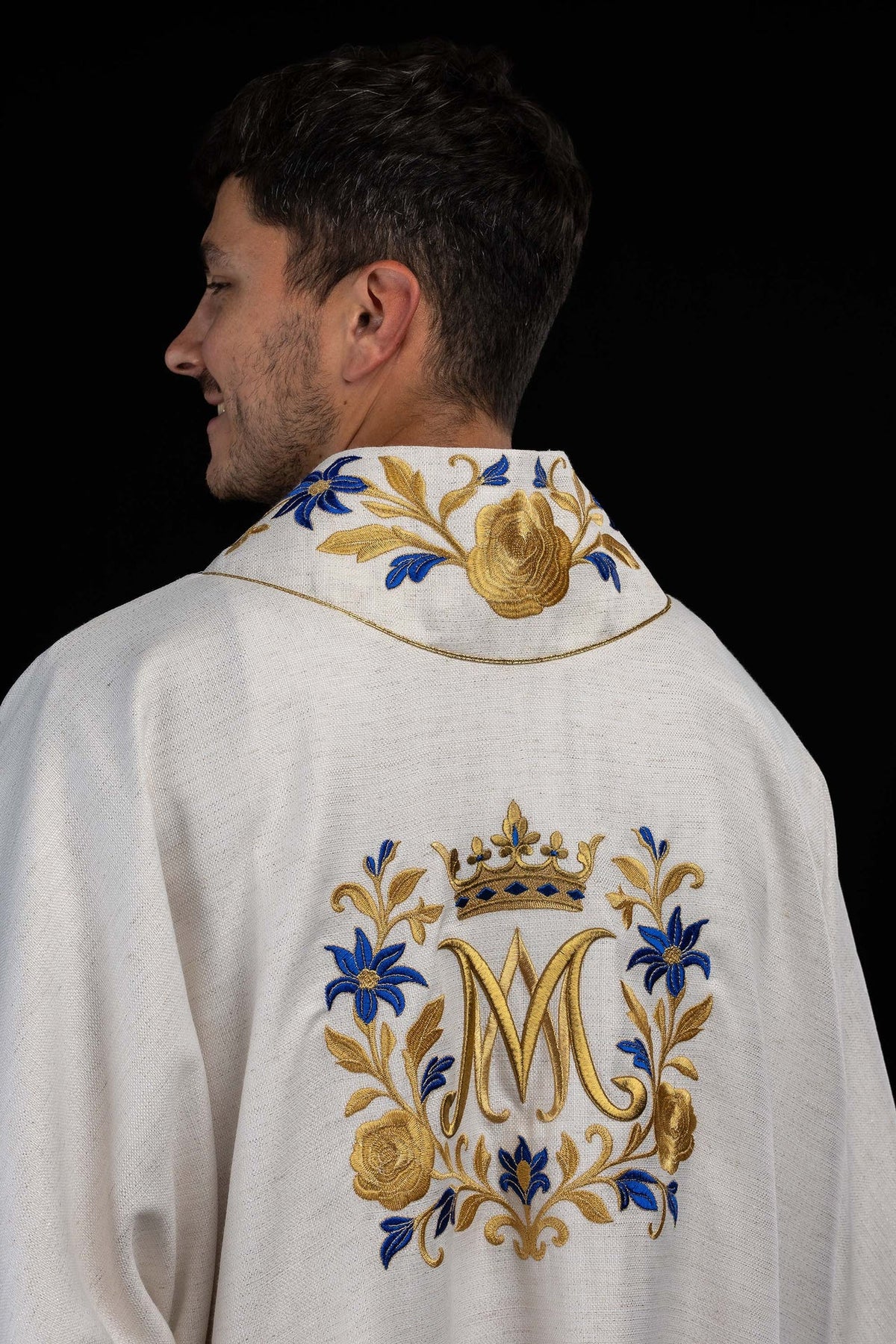 Dalmática beige con bordado mariano