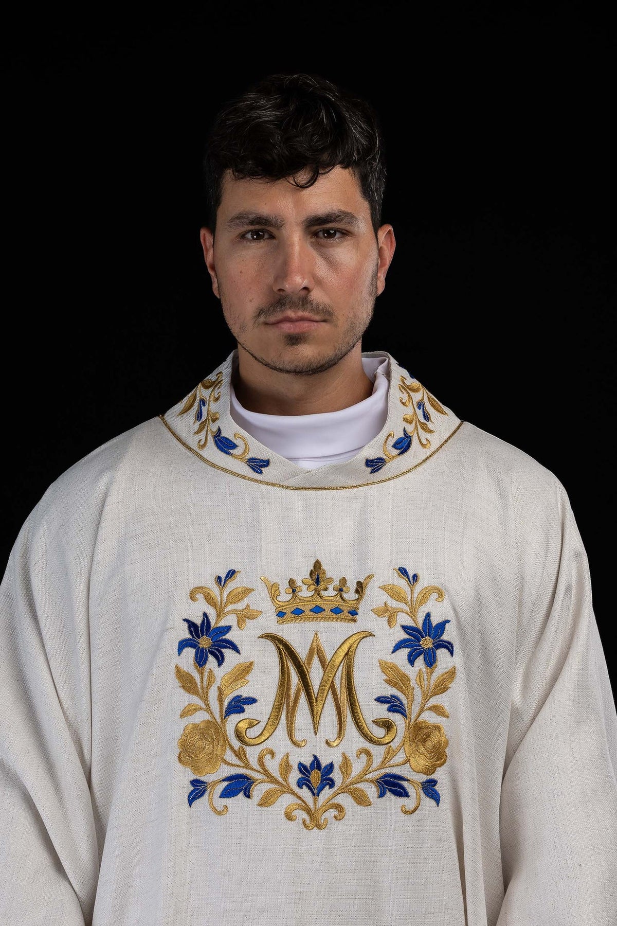 Dalmática beige con bordado mariano