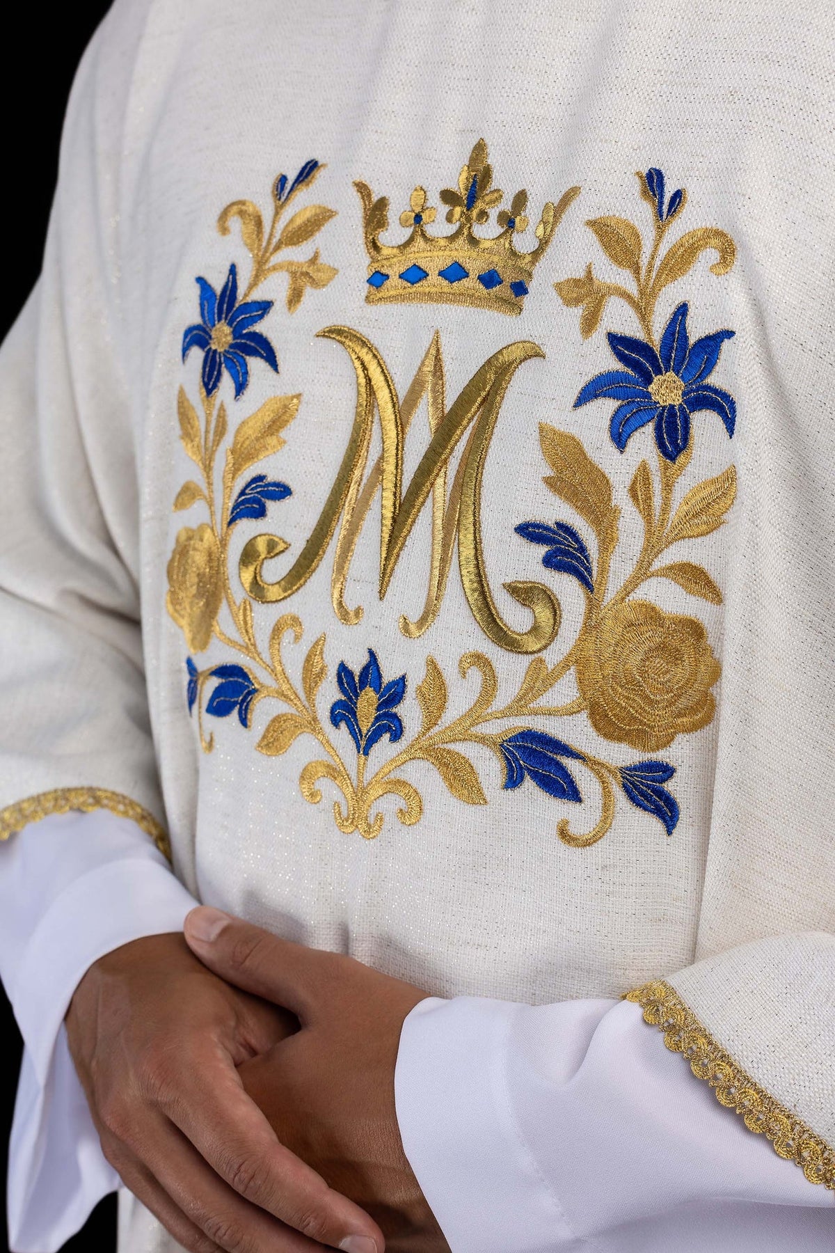 Dalmática beige con bordado mariano