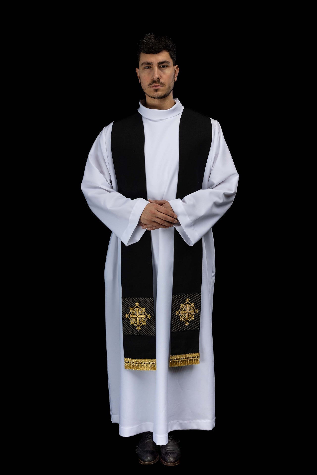 Estola bordada con símbolo de cruz de terciopelo negro