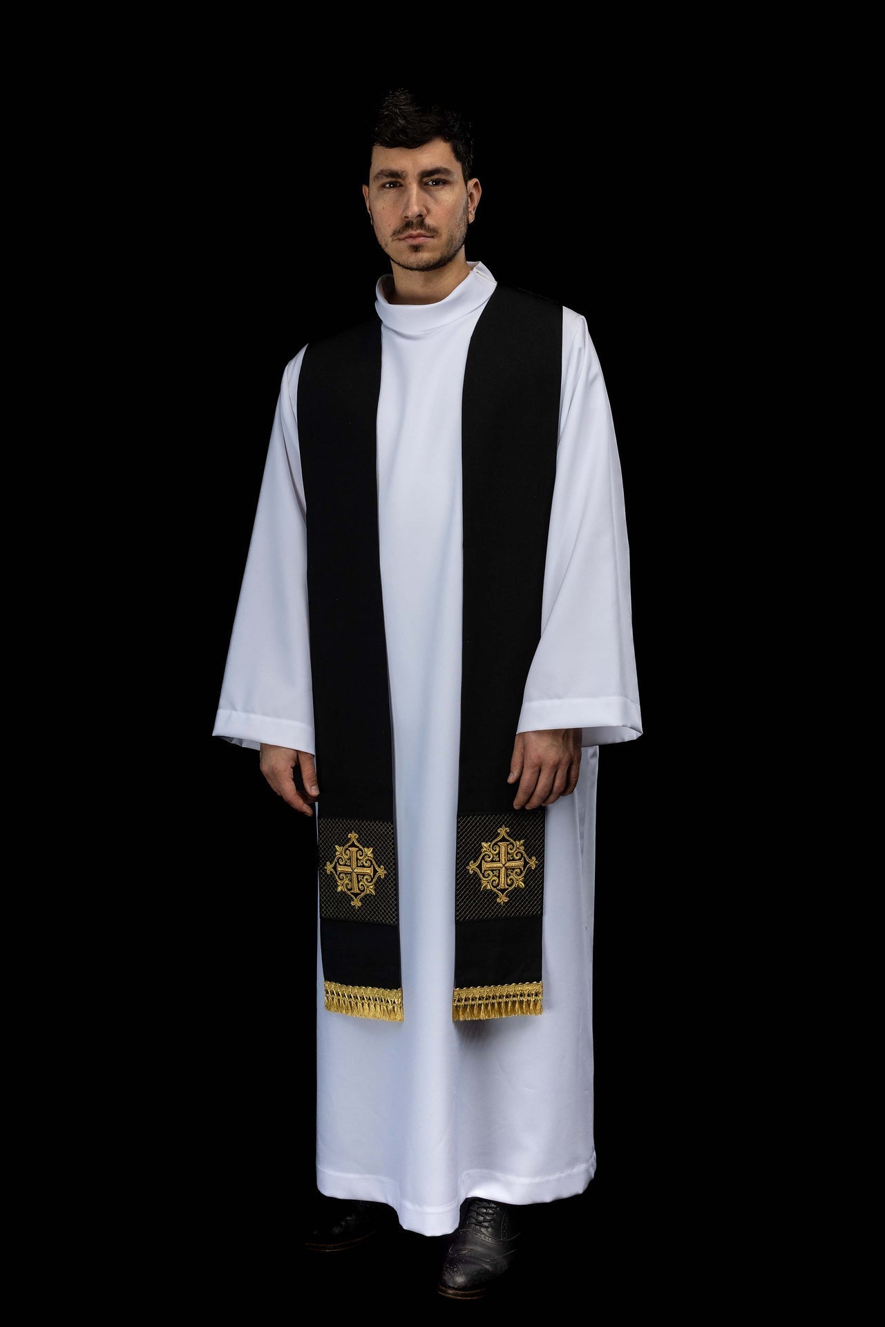 Estola bordada con símbolo de cruz de terciopelo negro