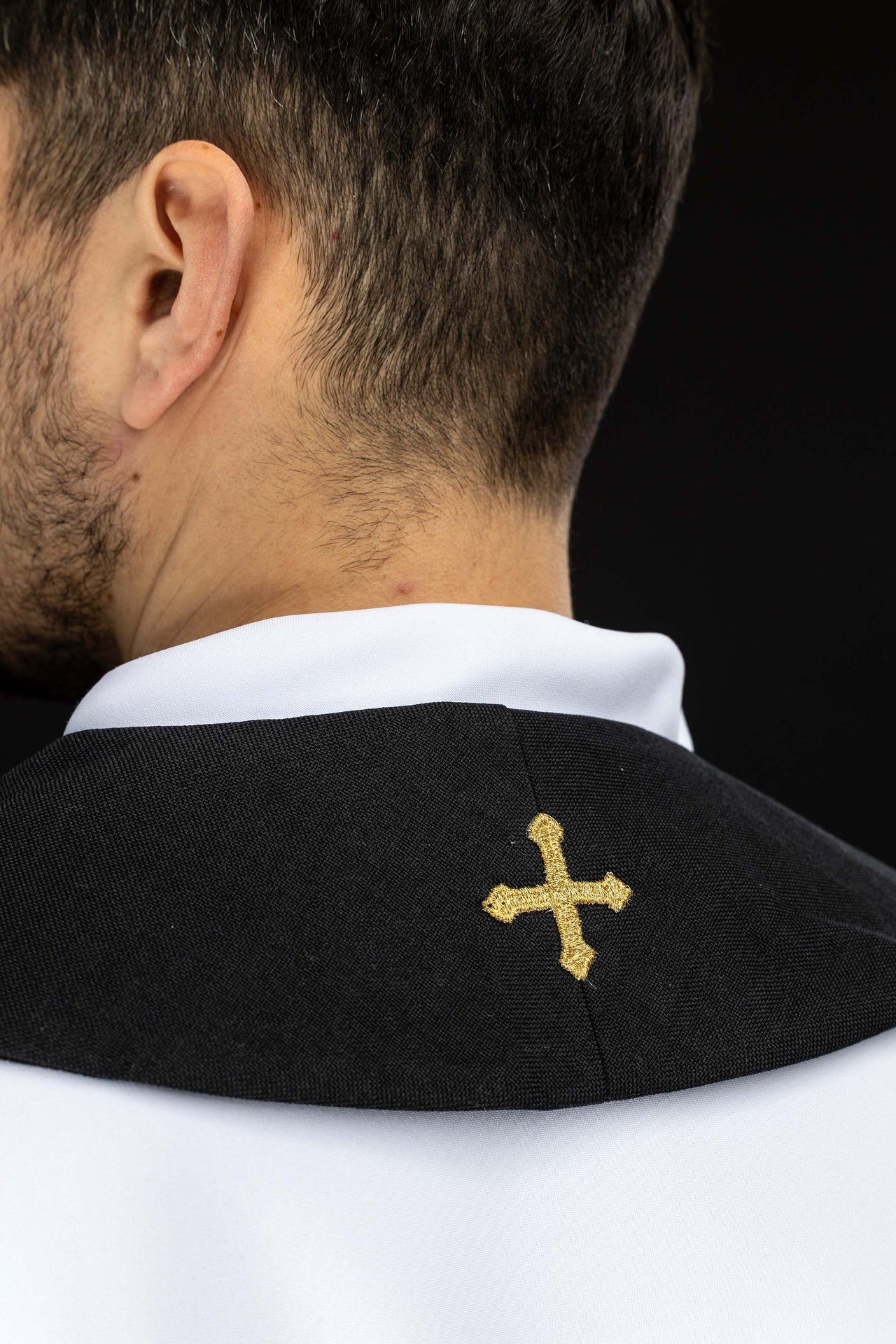 Estola bordada con símbolo de cruz de terciopelo negro