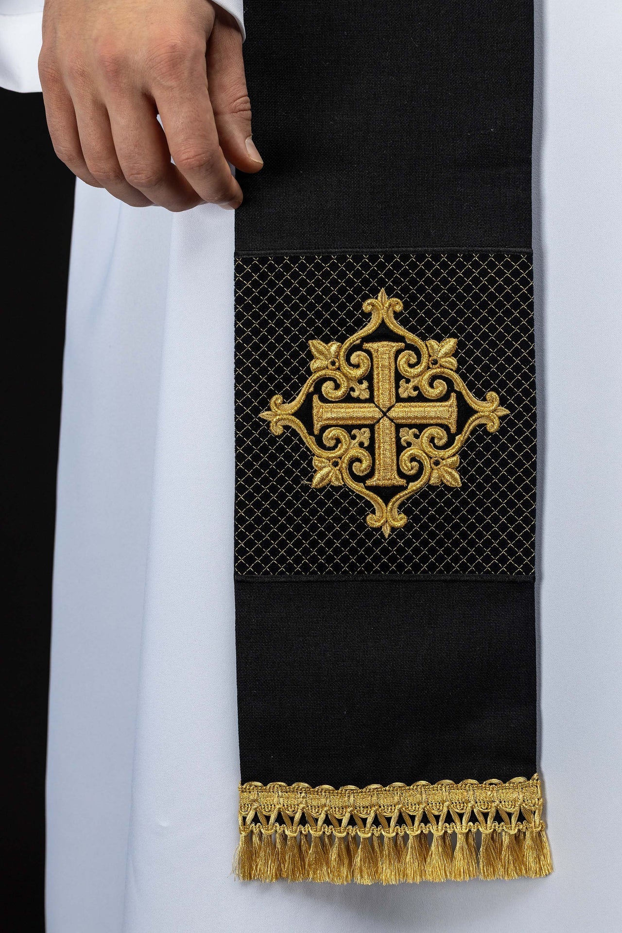 Estola bordada con símbolo de cruz de terciopelo negro
