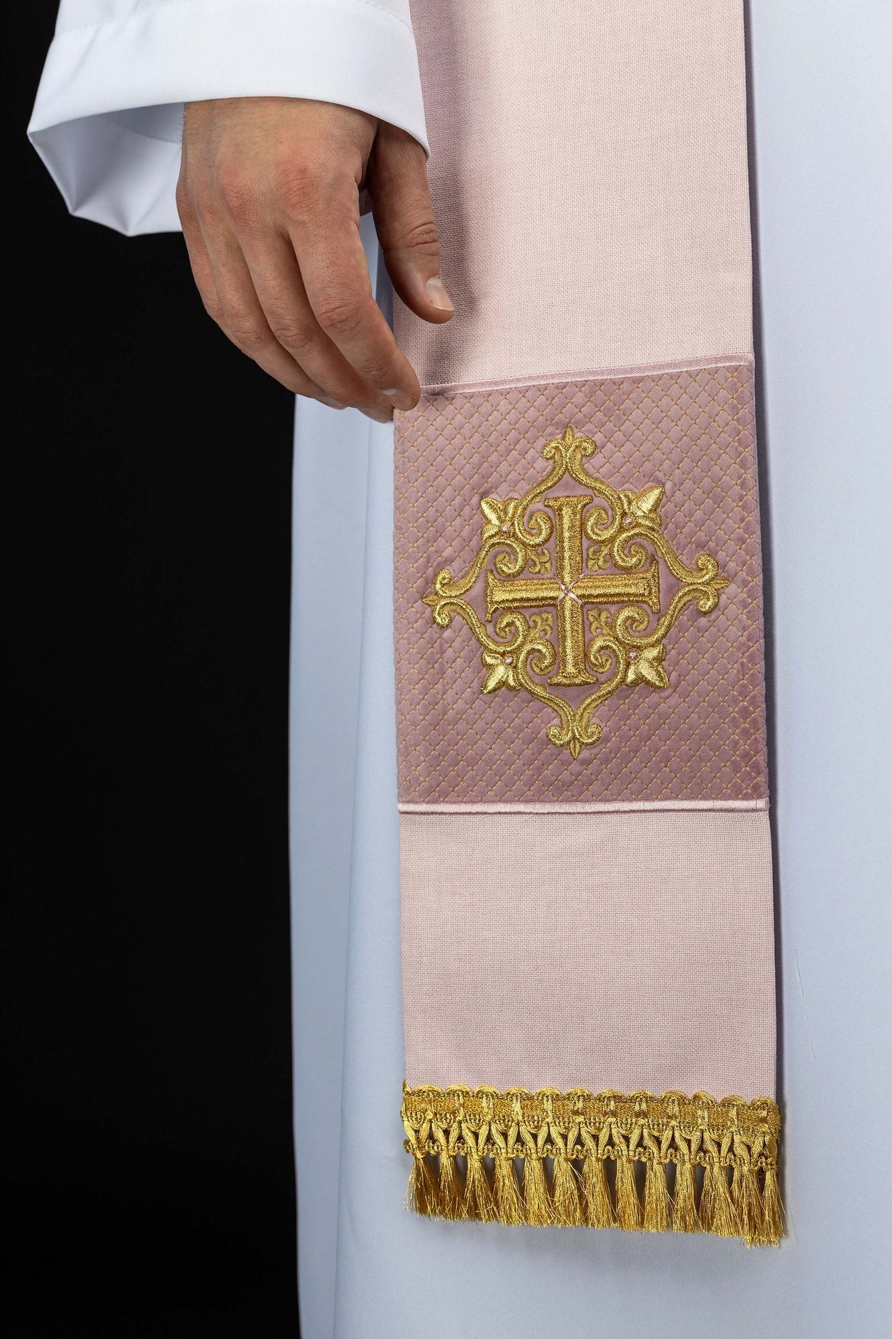 Estola bordada con símbolo de cruz de terciopelo rosa
