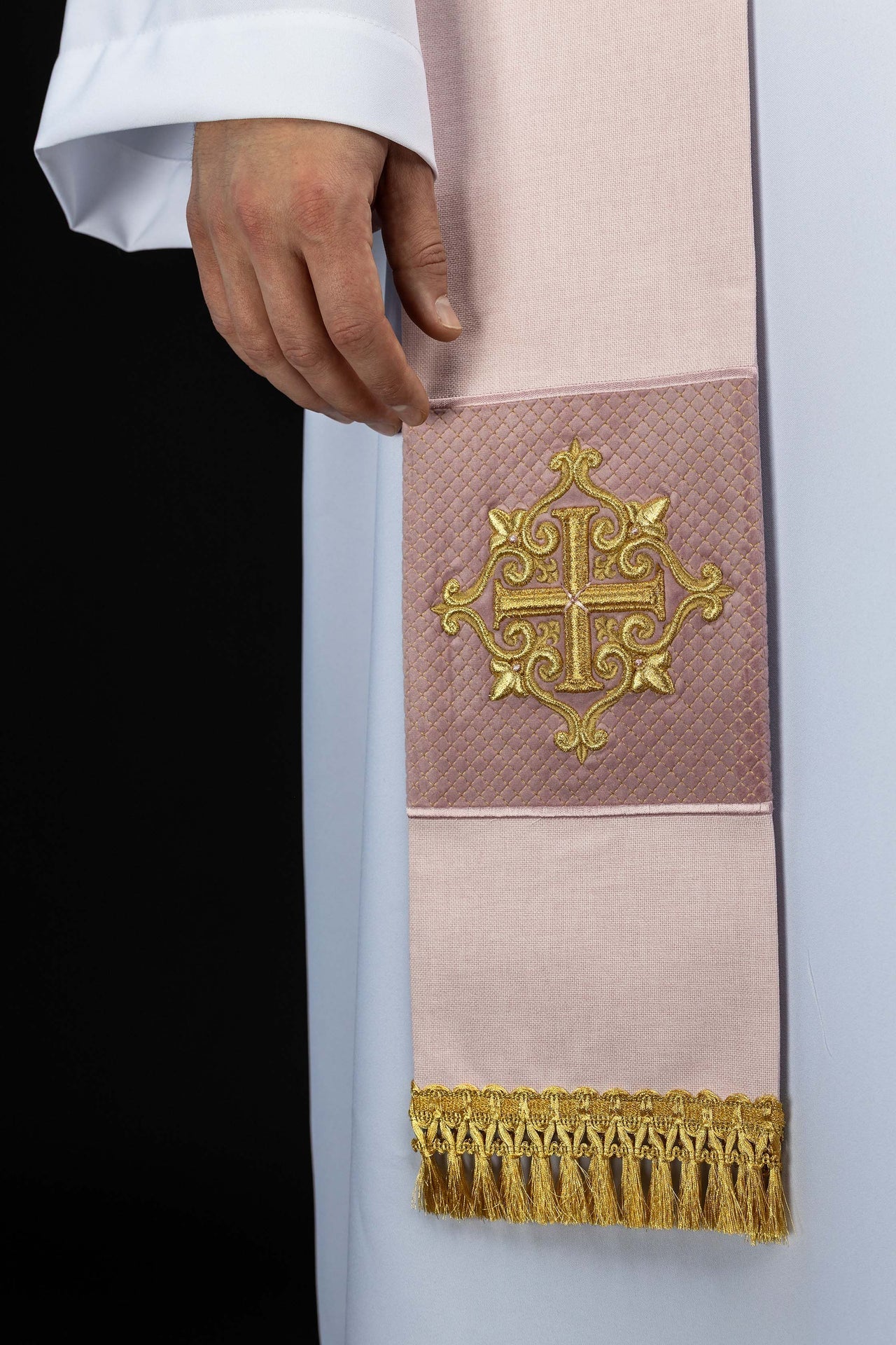 Estola bordada con símbolo de cruz de terciopelo rosa