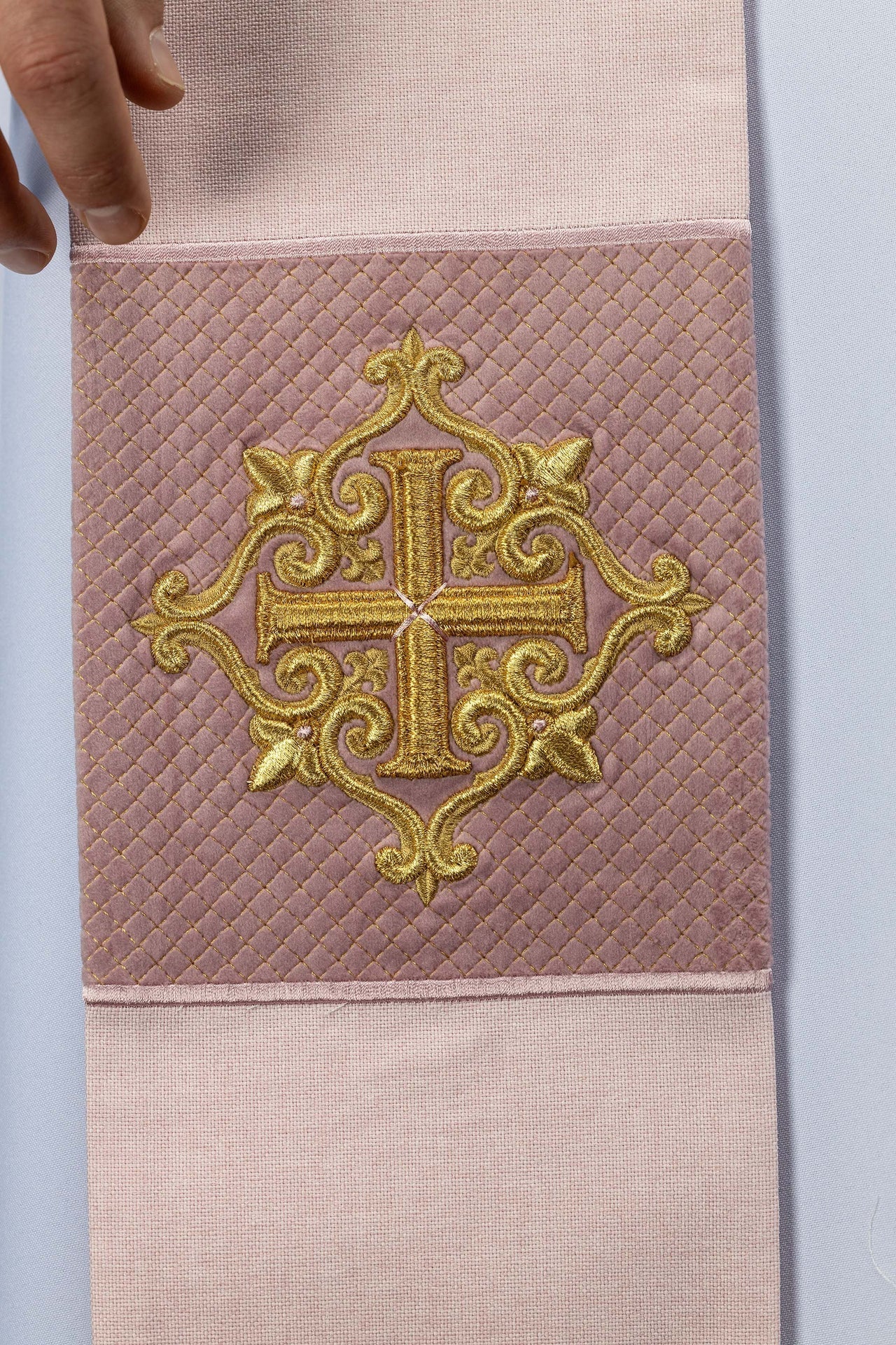 Estola bordada con símbolo de cruz de terciopelo rosa