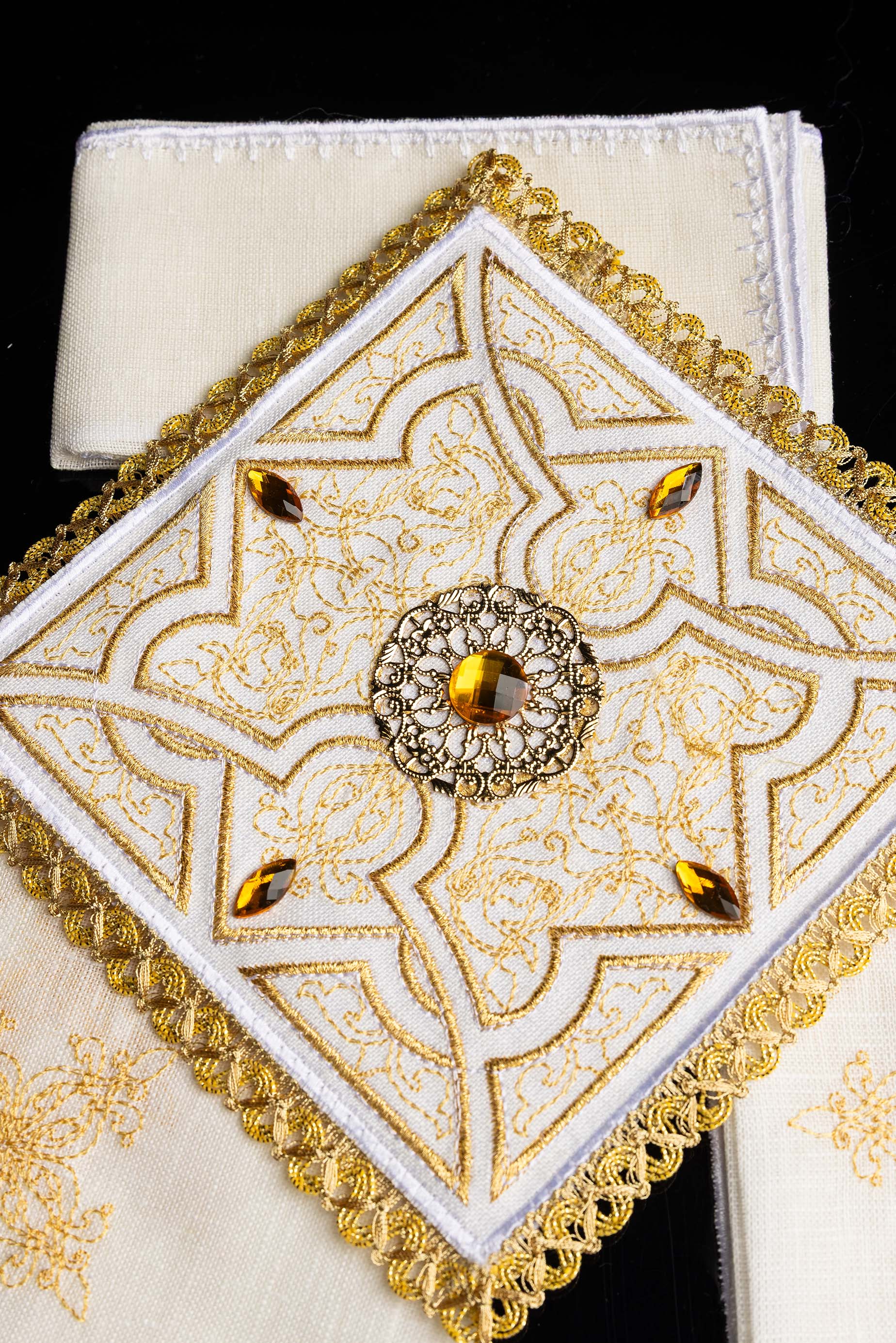 Servicio de altar lino ricamente decorado