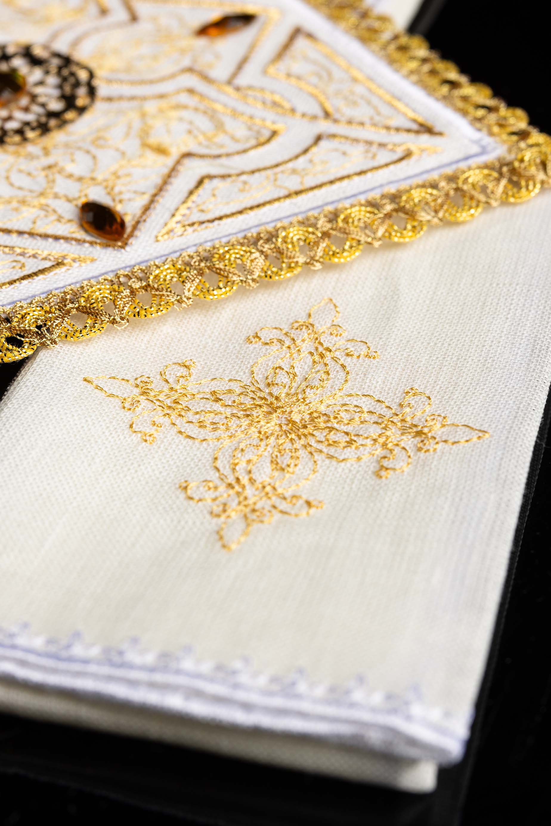 Servicio de altar lino ricamente decorado