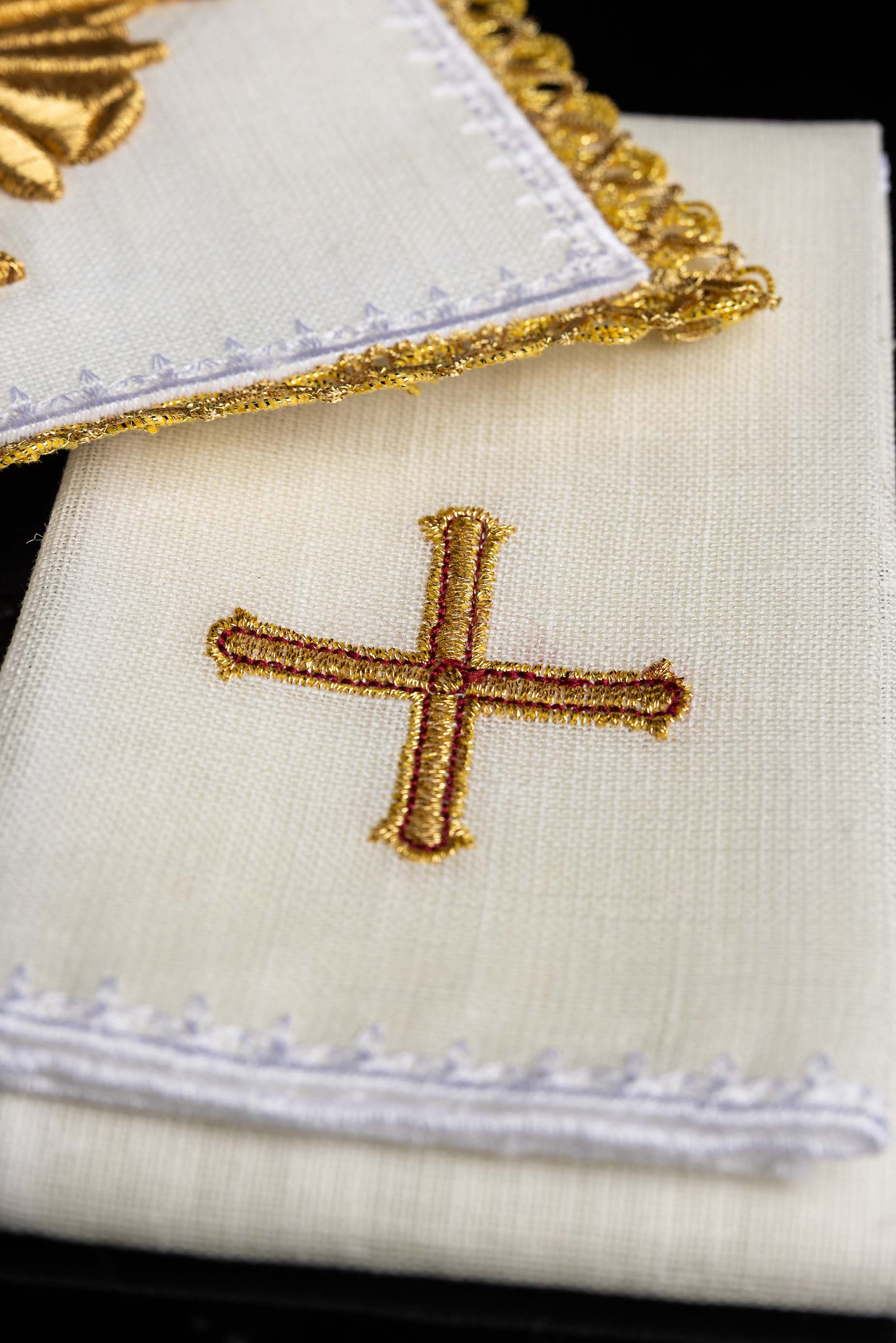 Servicio de altar lino ricamente bordado con Cruz y piedras