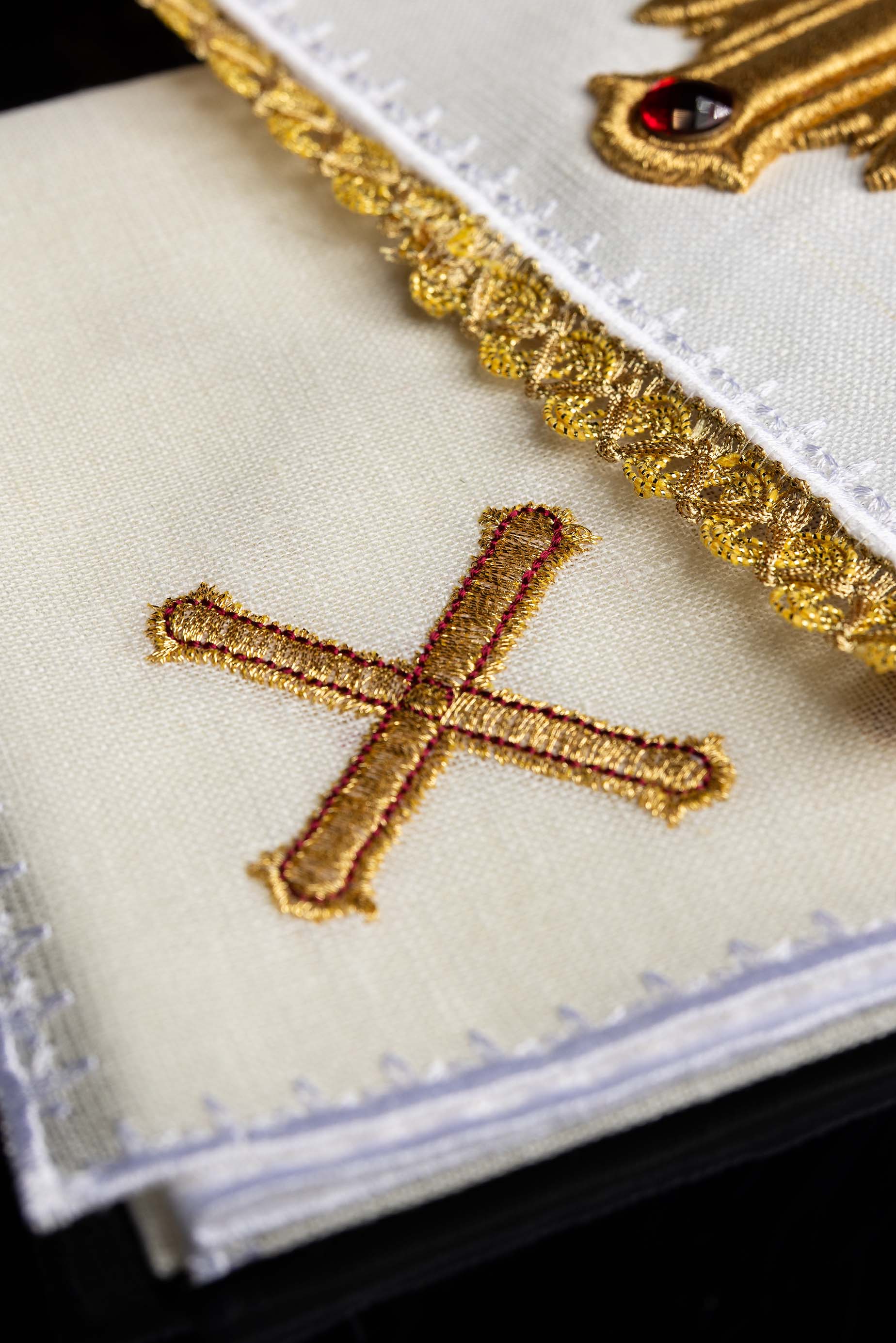 Servicio de altar lino ricamente bordado con Cruz y piedras
