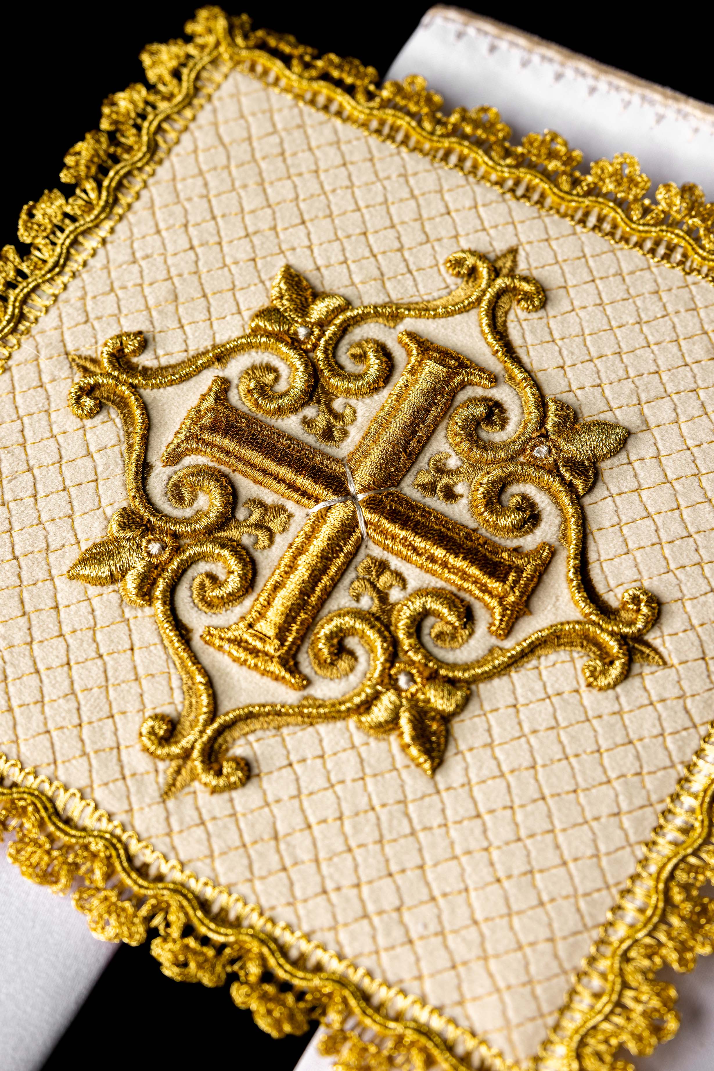 Servicio de altar terciopelo cruz bordada crudo