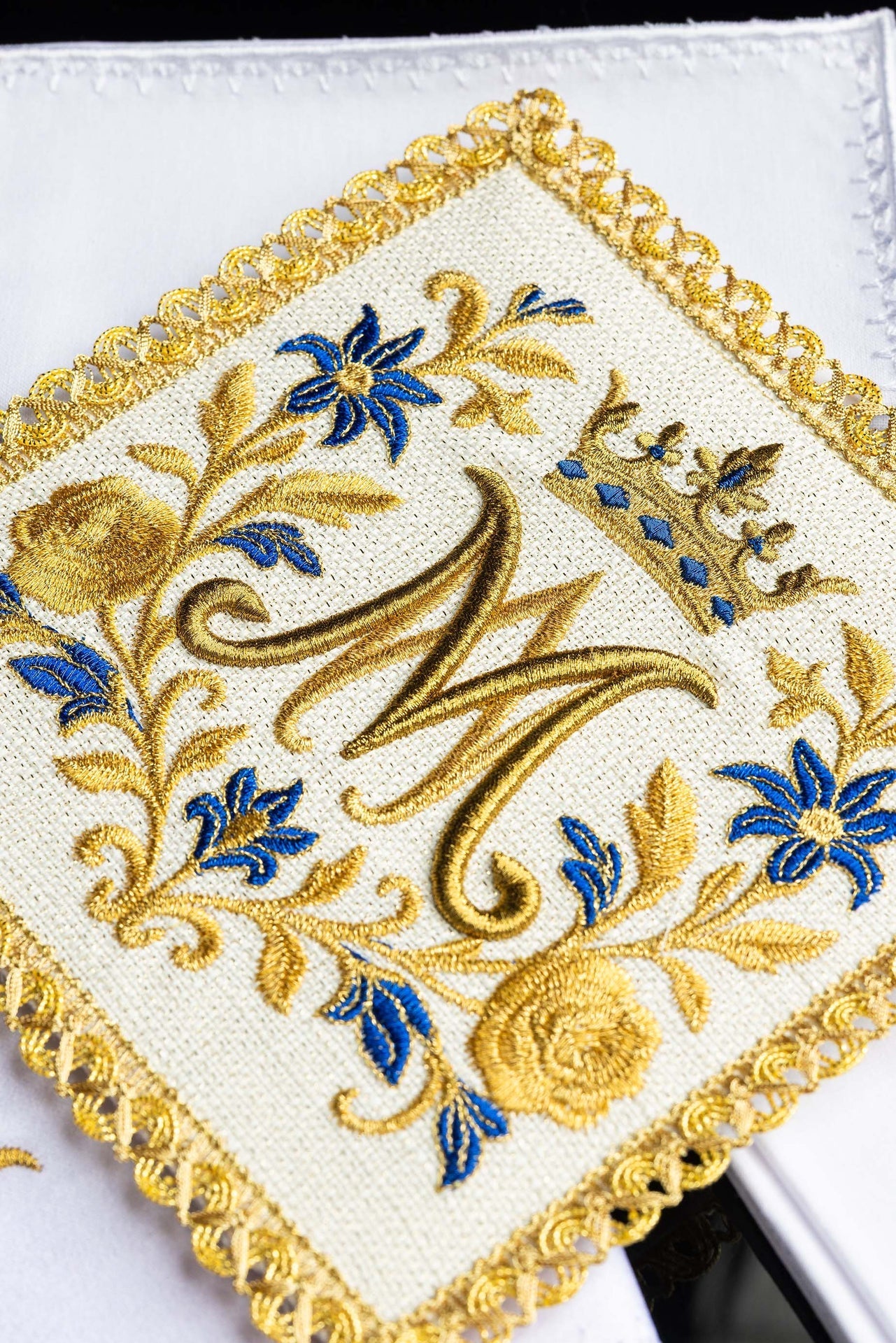 Servicio de altar bordado con símbolo mariano