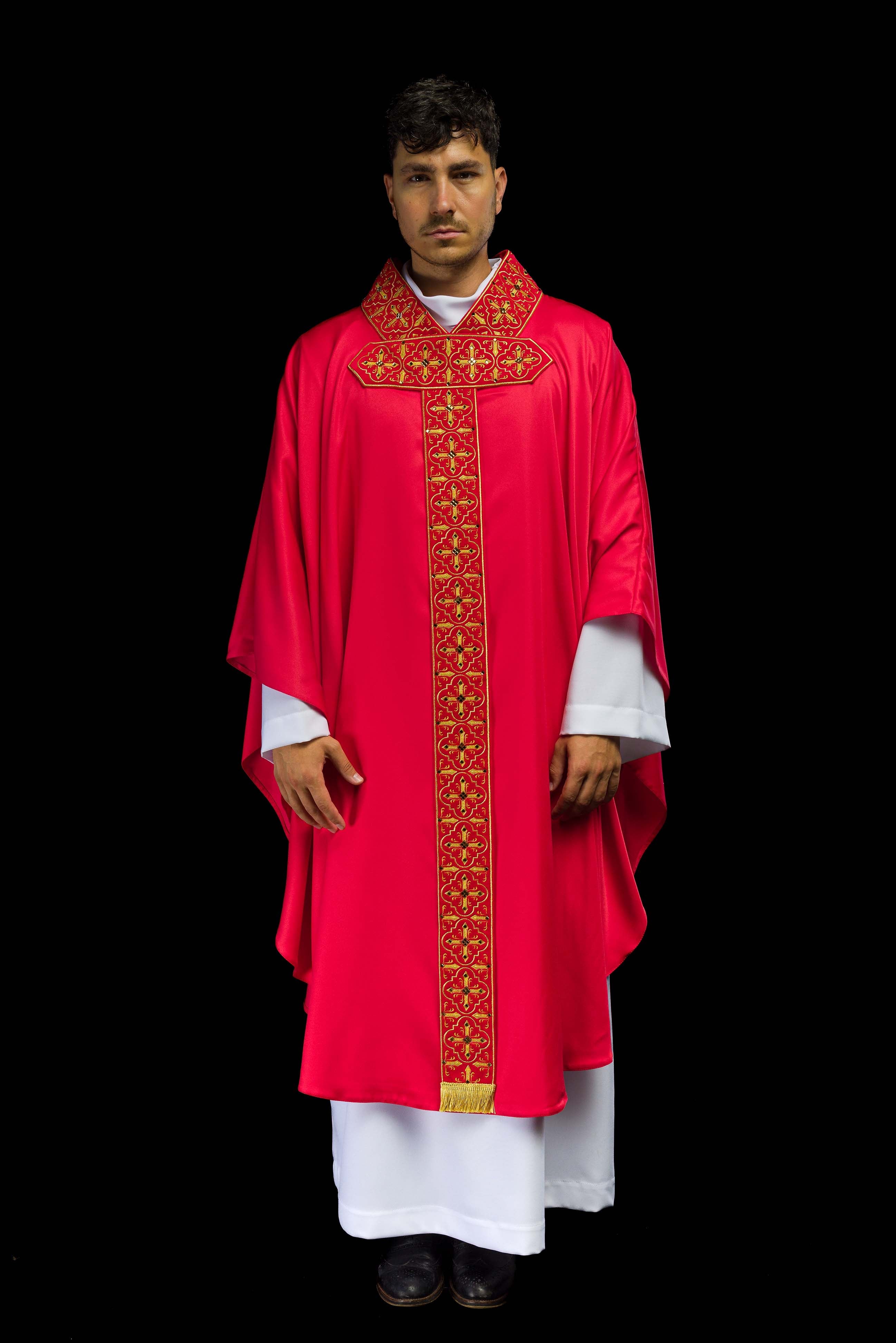 Casulla roja con galón ricamente bordado y decorado con 500 piedras