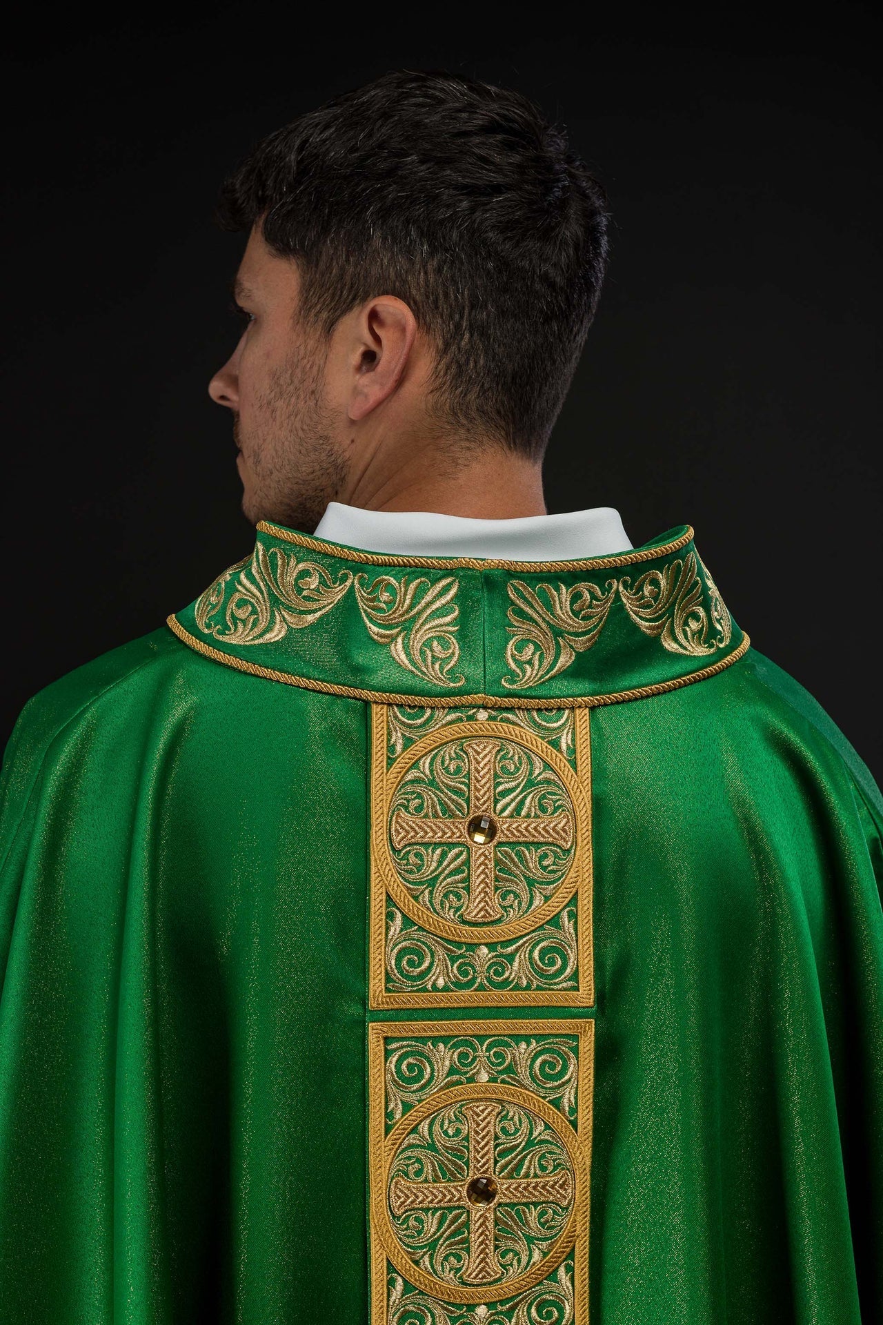 Casulla verde ricamente bordada y decorada con piedras