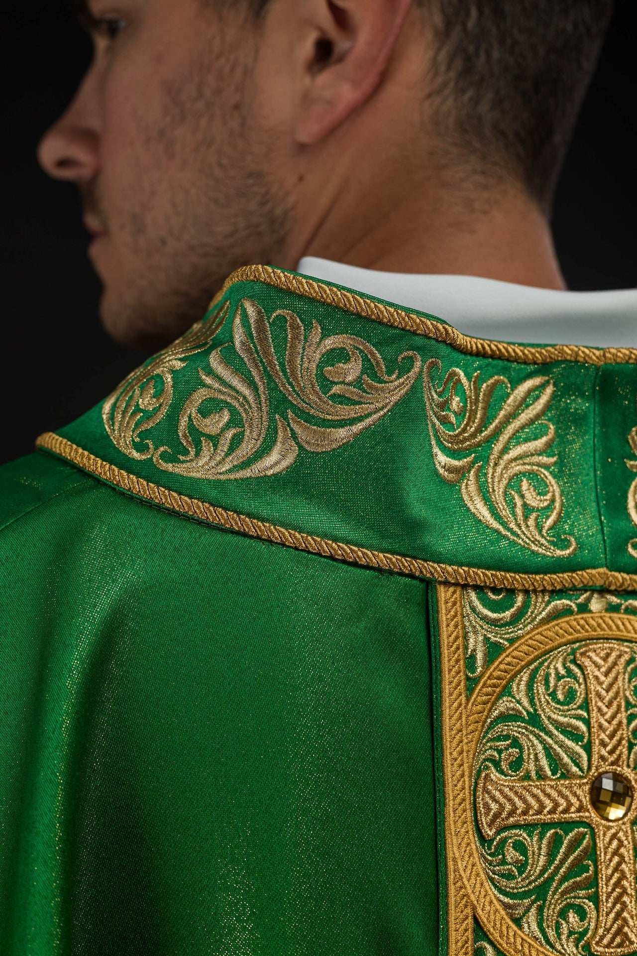 Casulla verde ricamente bordada y decorada con piedras