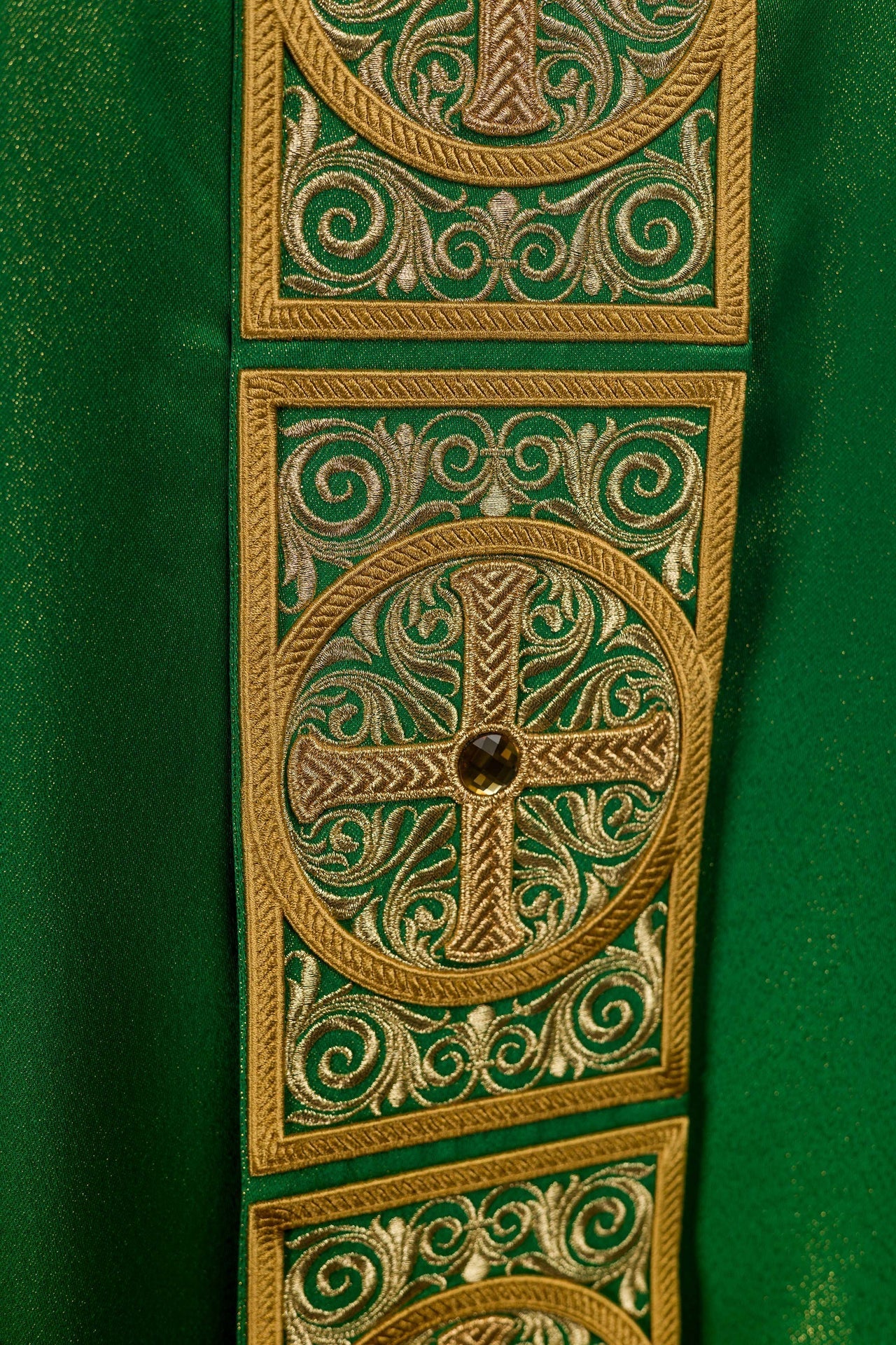 Casulla verde ricamente bordada y decorada con piedras