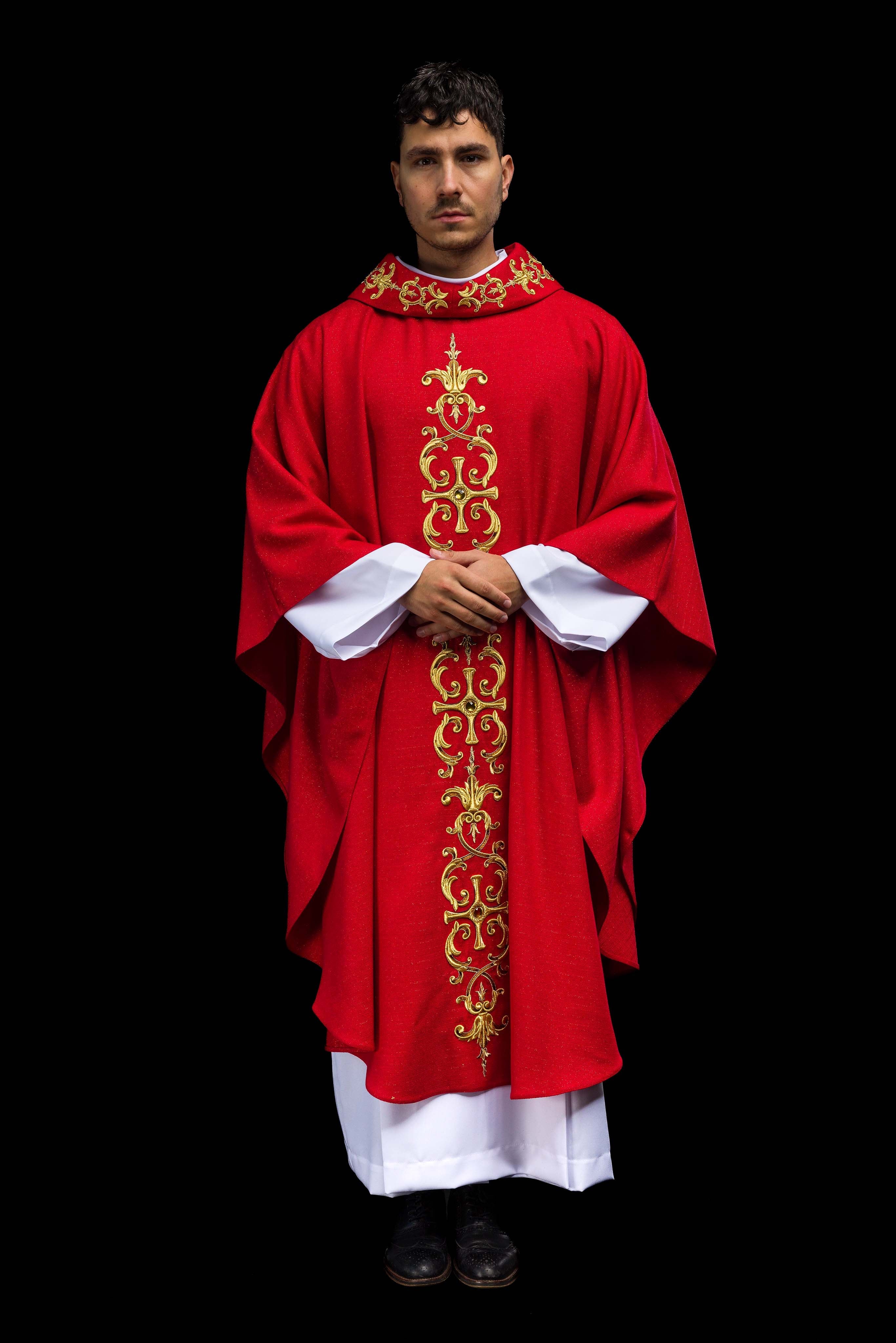 Casulla roja ricamente bordada y decorada con piedras
