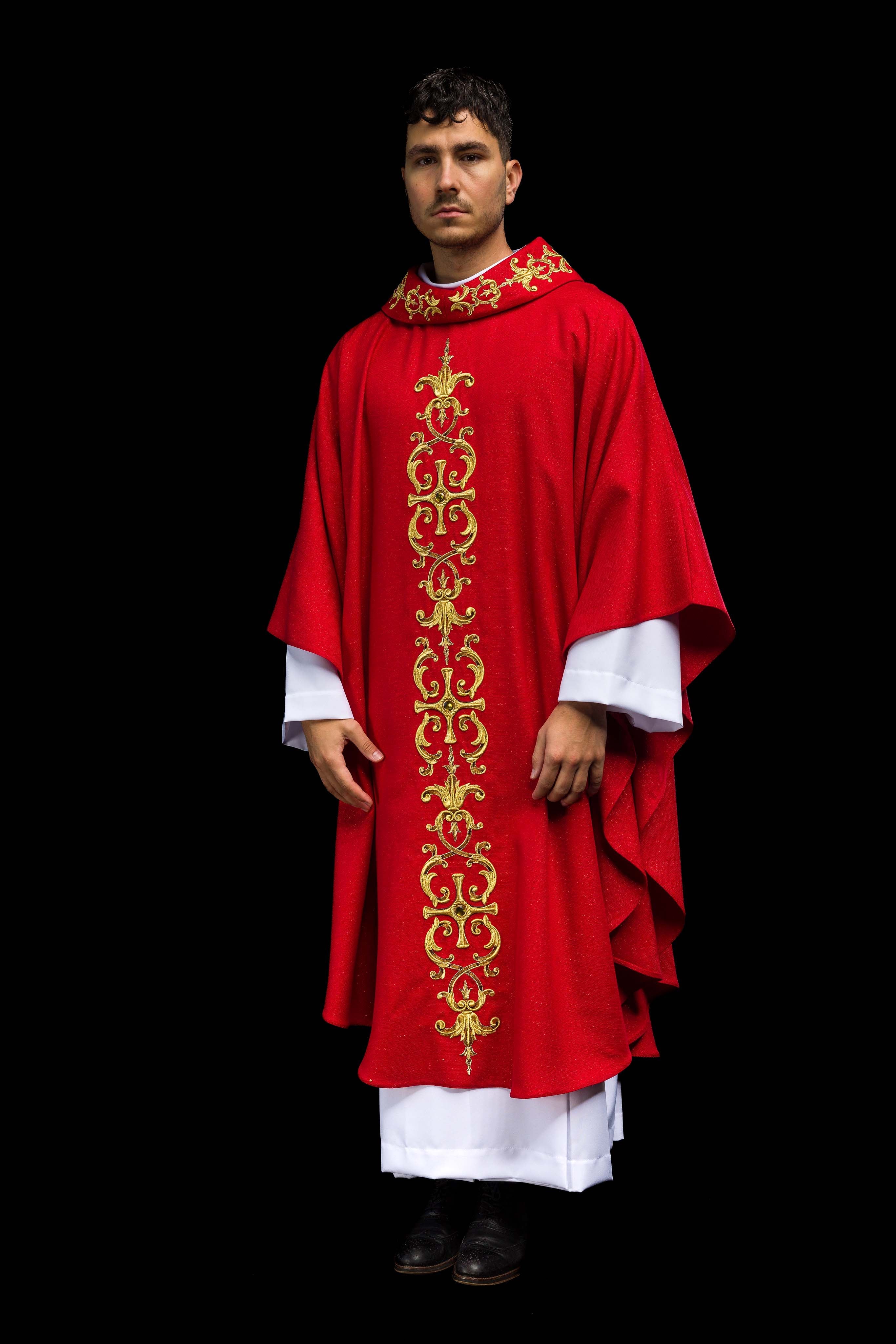 Casulla roja ricamente bordada y decorada con piedras