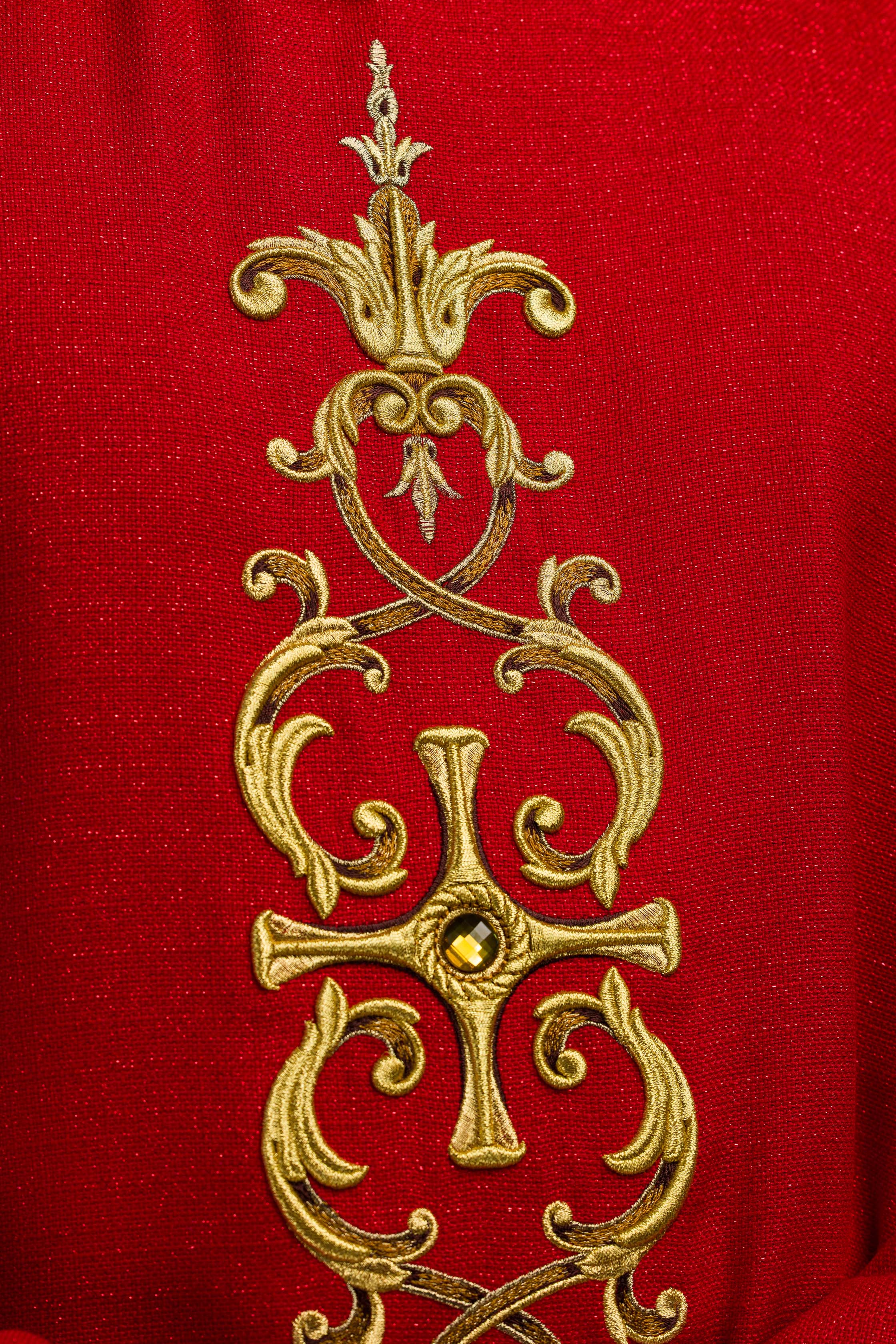 Casulla roja ricamente bordada y decorada con piedras