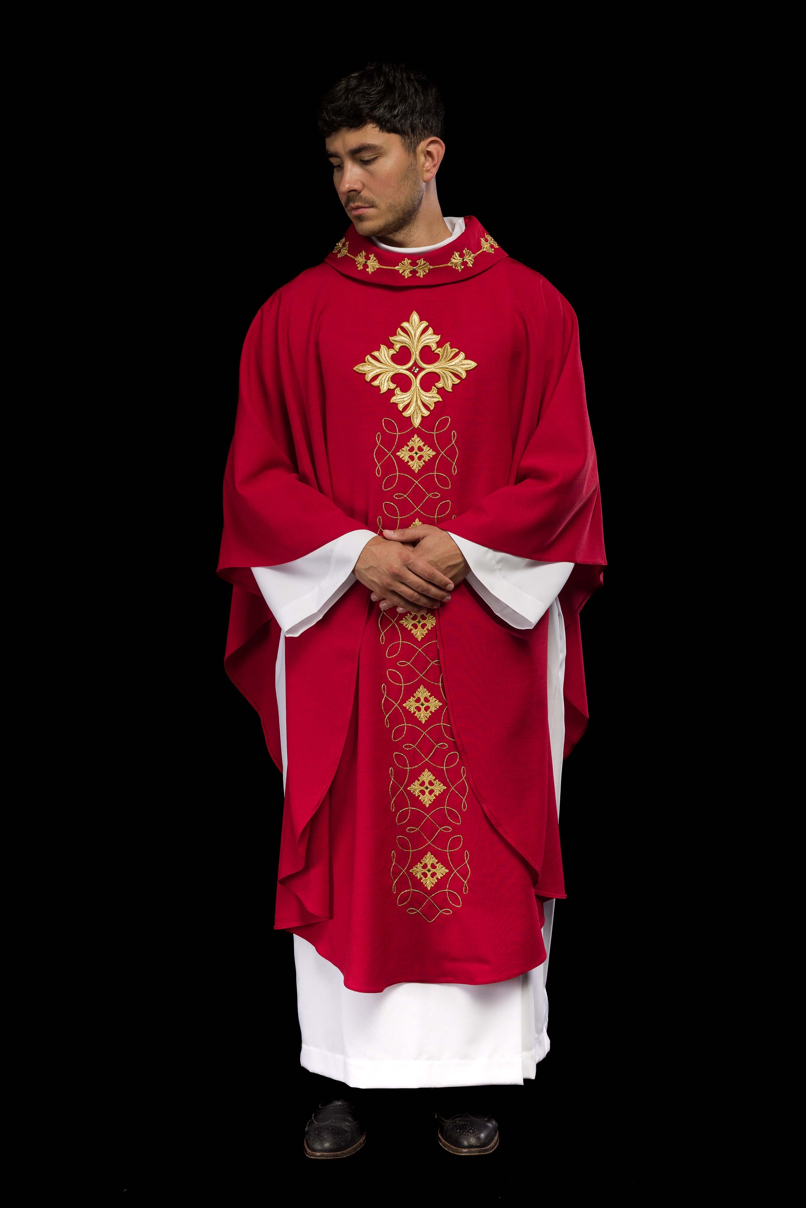 Casulla roja ricamente bordada y decorada con piedras