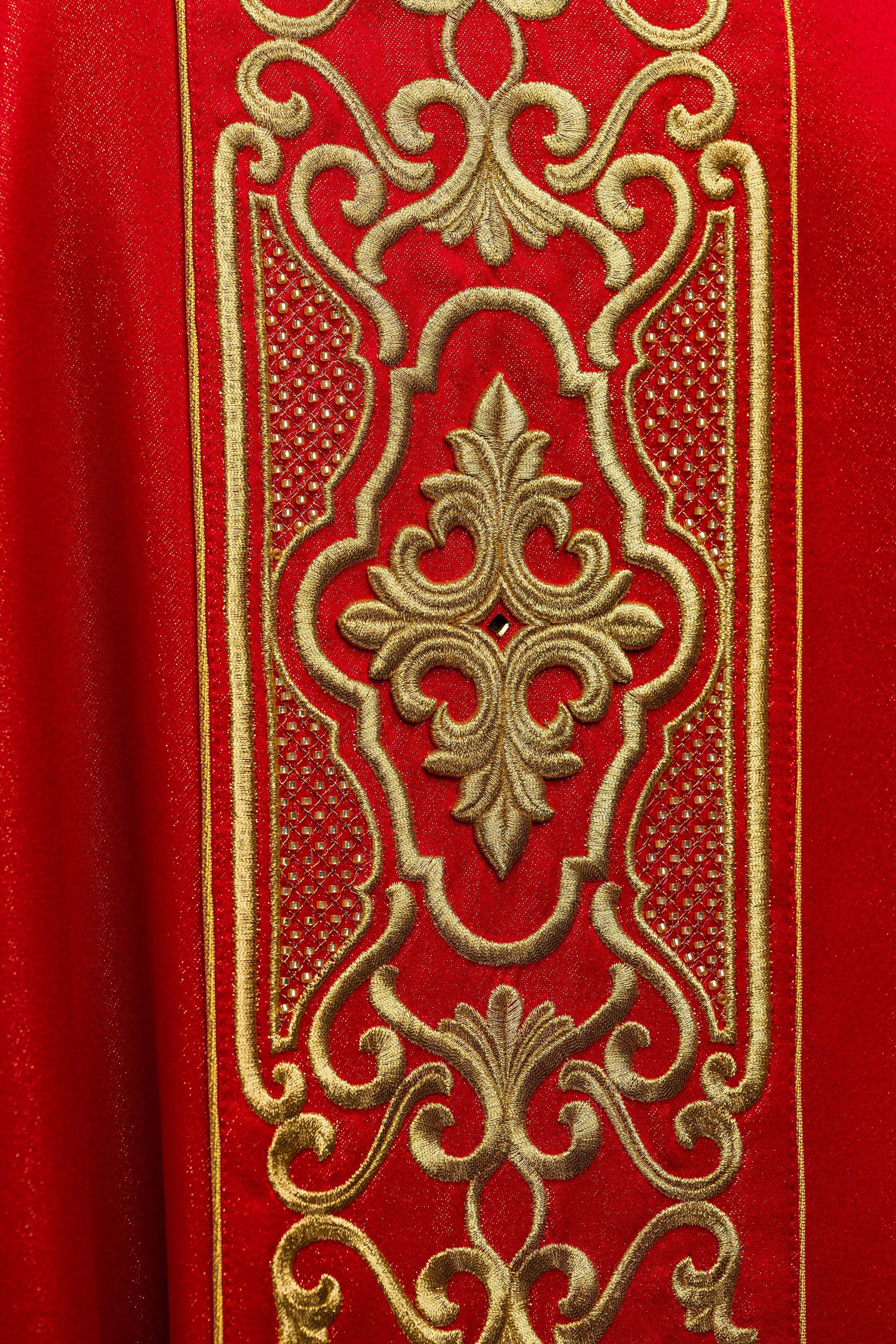 Casulla roja ricamente bordada y brillante