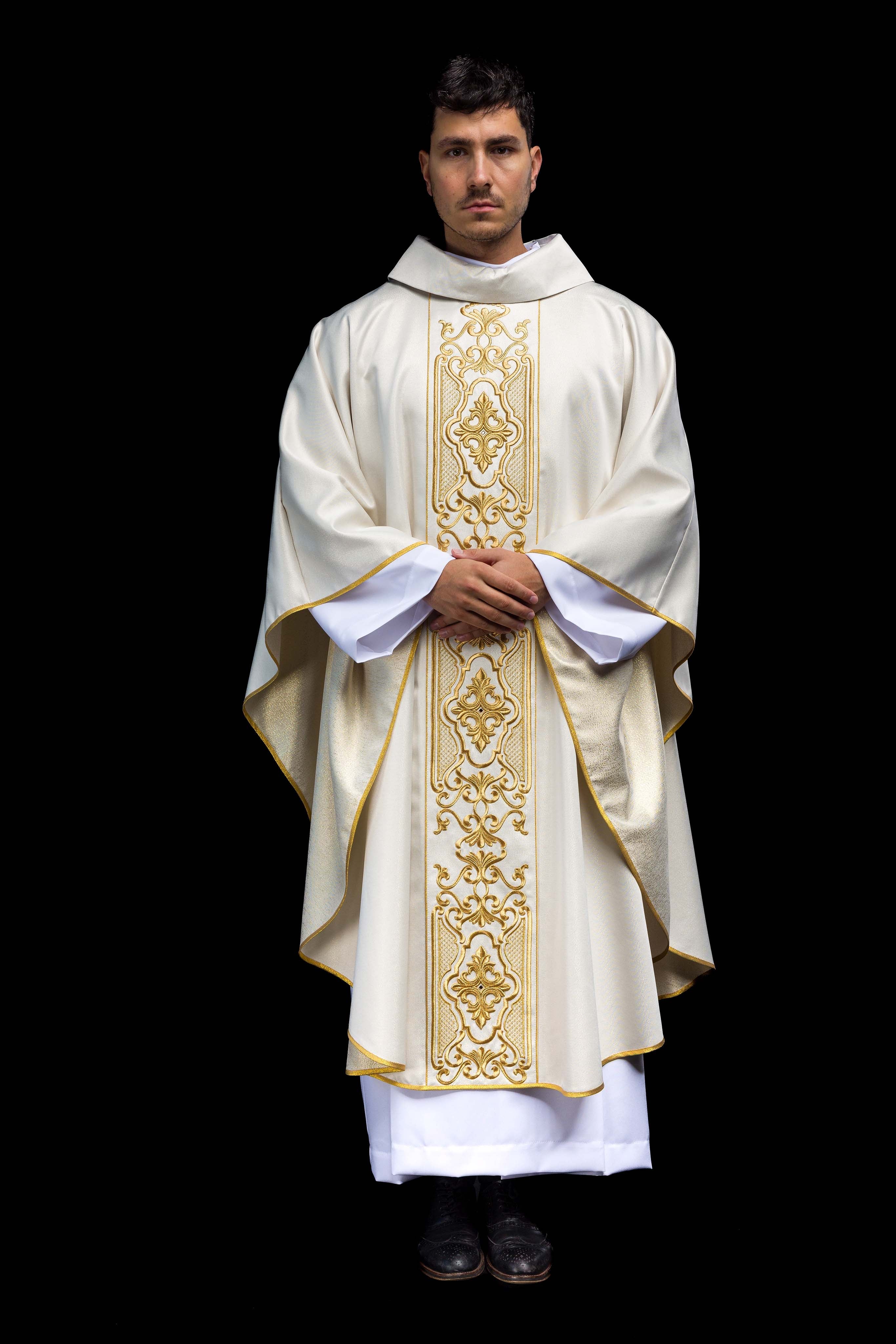 Casulla marfil ricamente bordada; tela brillante