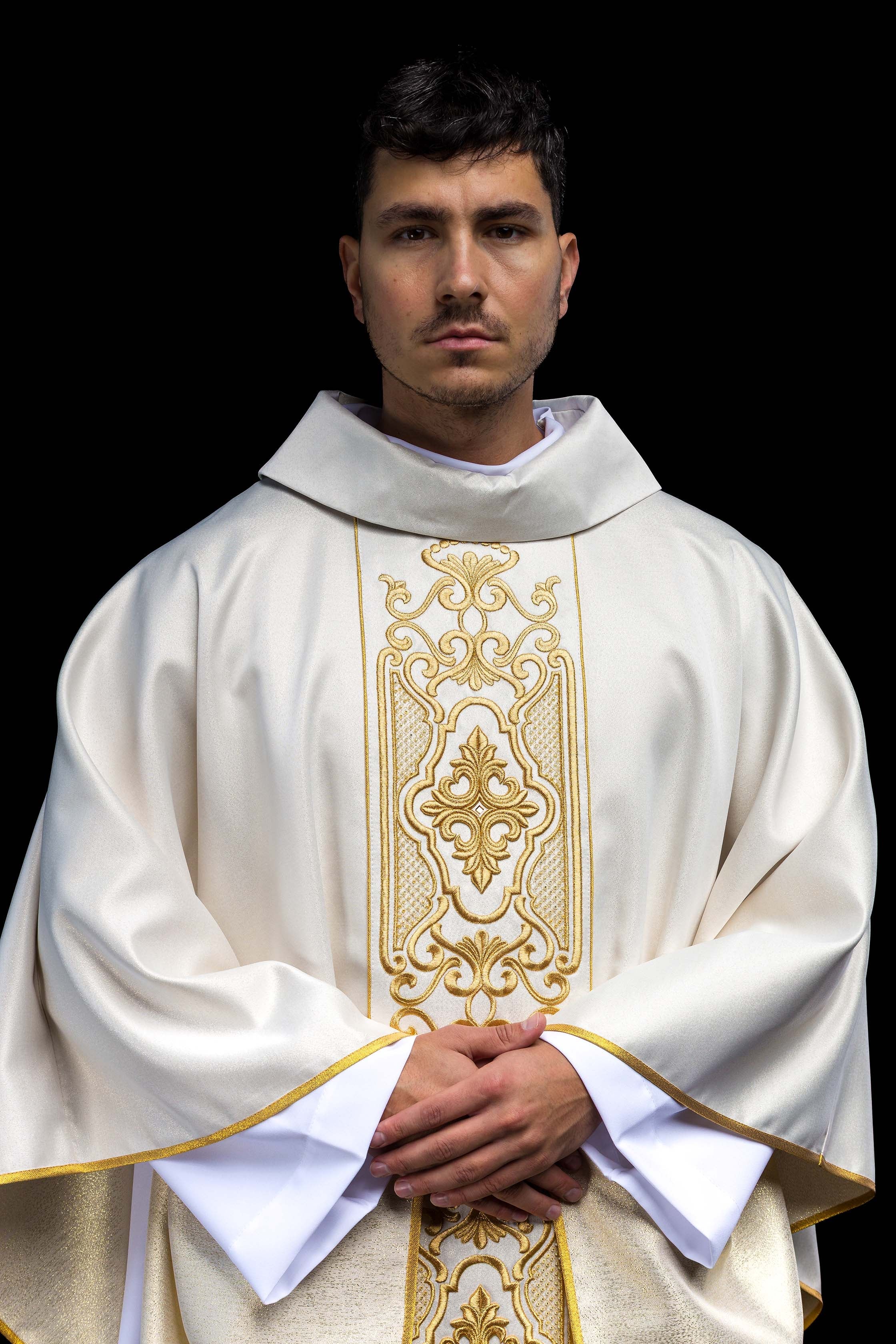 Casulla marfil ricamente bordada; tela brillante