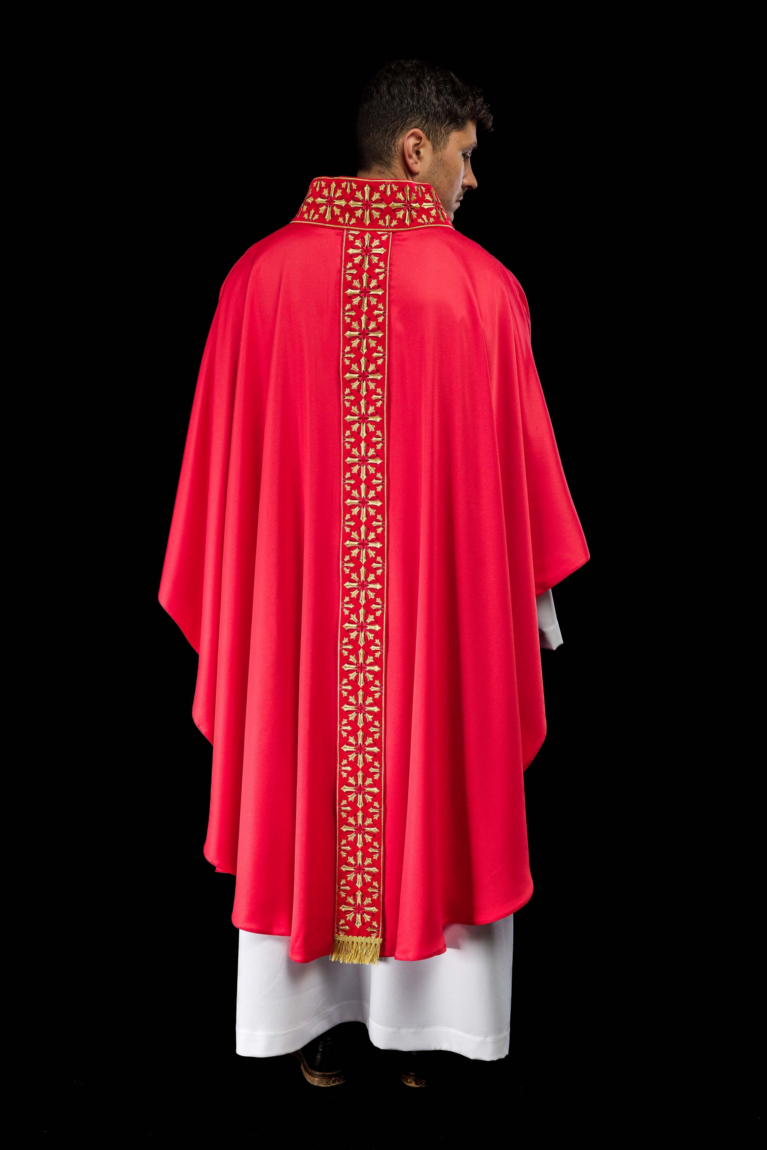 Casulla roja ricamente bordada