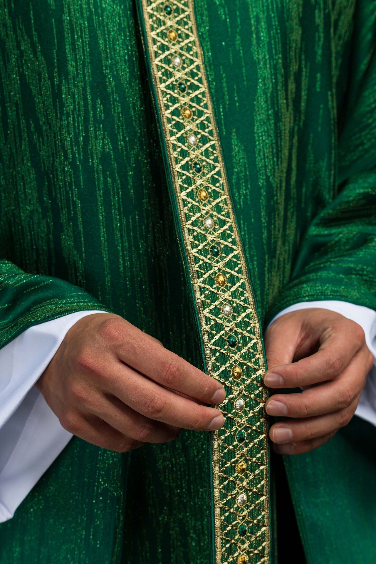 Casulla verde con galón y cuello bordados