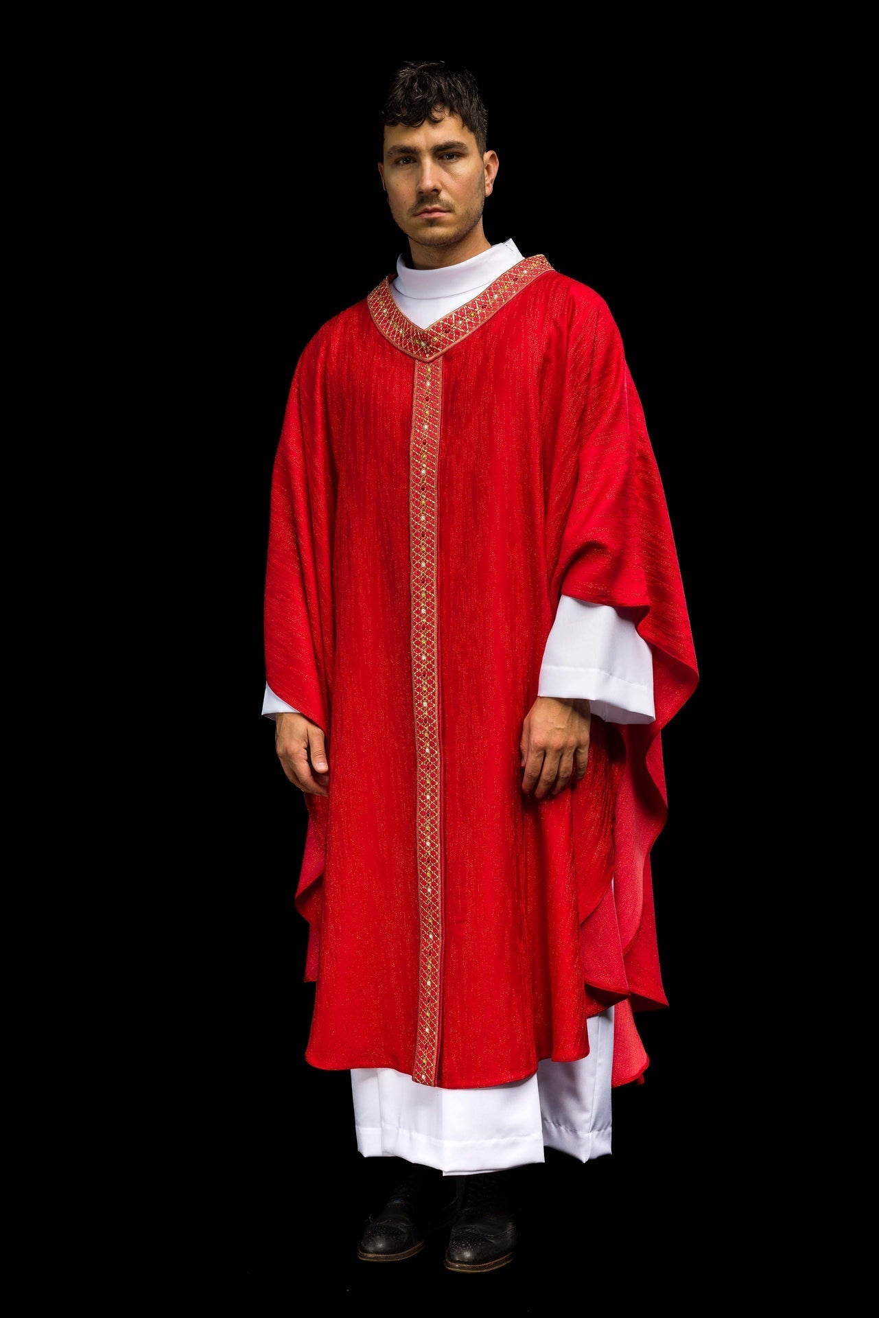 Casulla roja con galón y cuello bordados