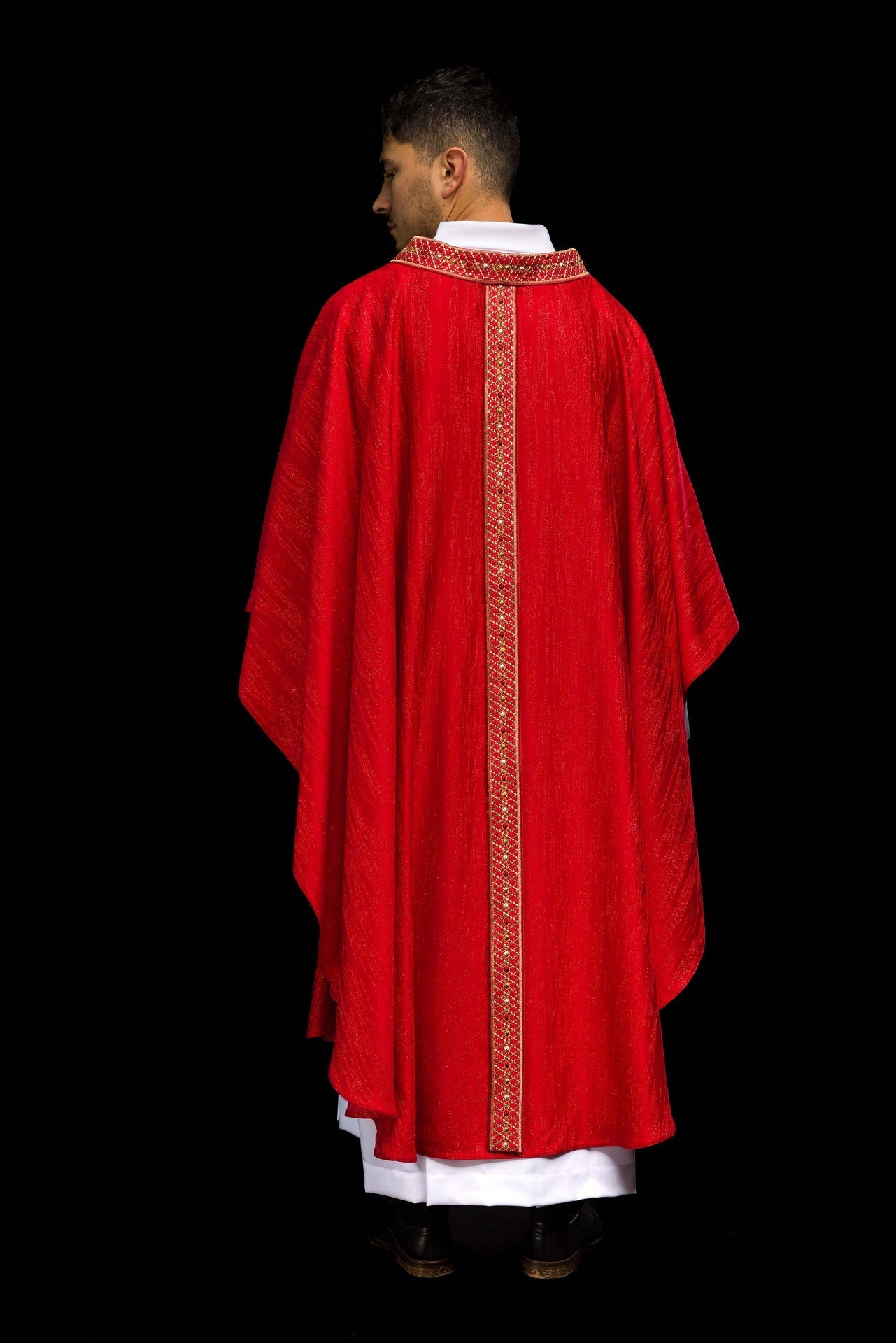 Casulla roja con galón y cuello bordados